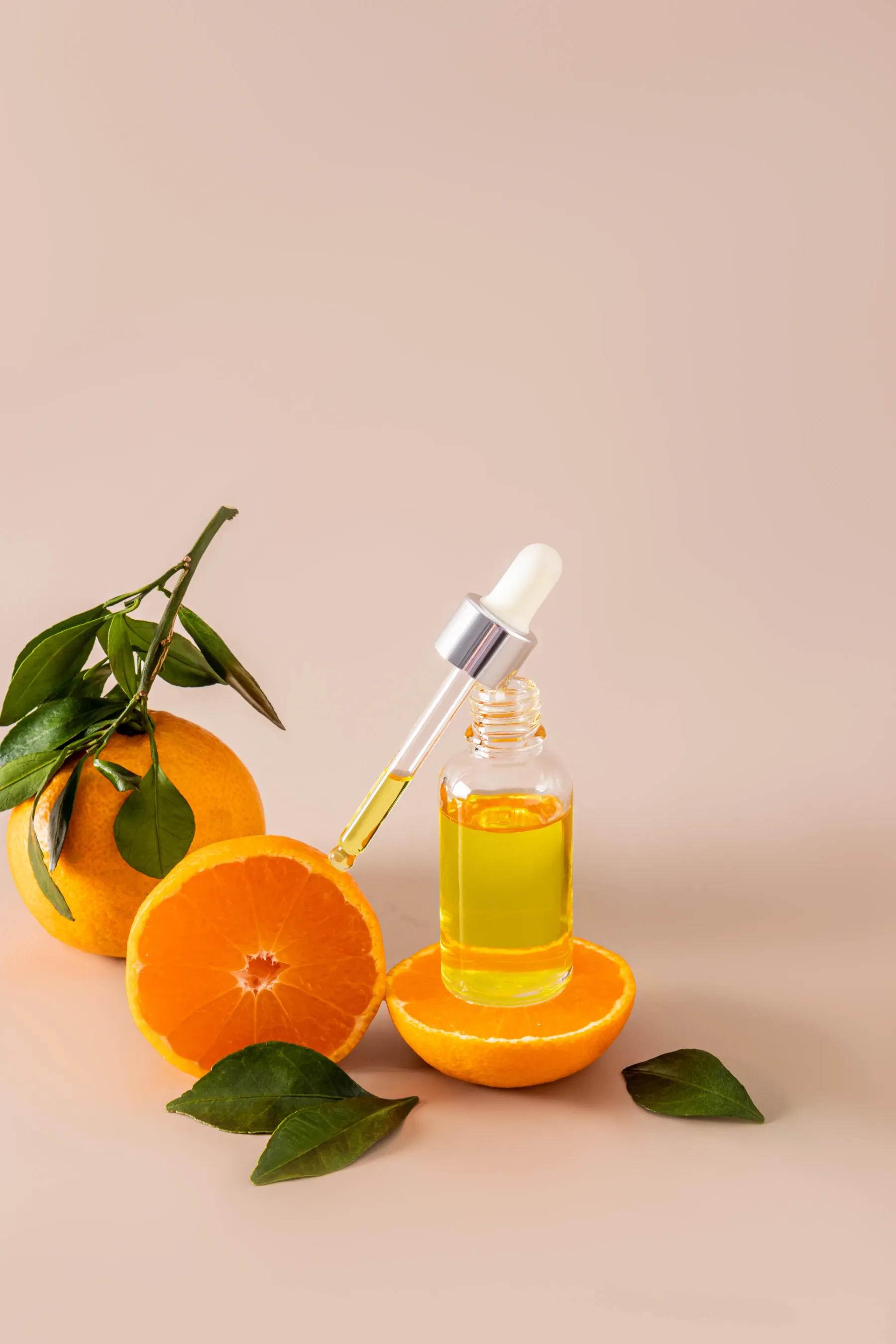 Ta domači vitamin C serum je naravni botoks v steklenički – pripravljen v 5 minutah in z lahkoto zasenči Vichy ali La Roche-Posay serume