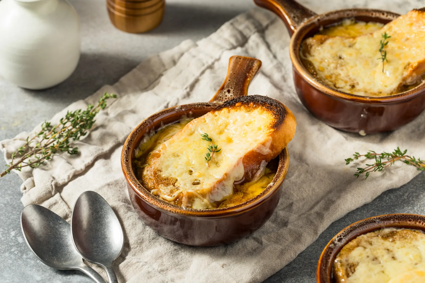 Ta recept francoske čebulne juhe je Martho Stewart naredil legendarno – zdaj jo lahko pripraviš tudi ti