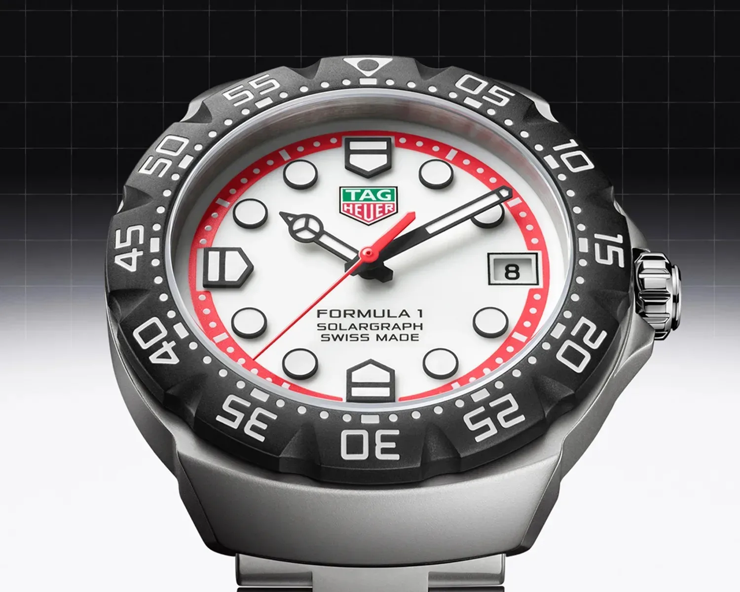 TAG Heuer Formula 1 se vrača: Kako je plastična legenda iz osemdesetih postala tehnološka ikona leta 2025
