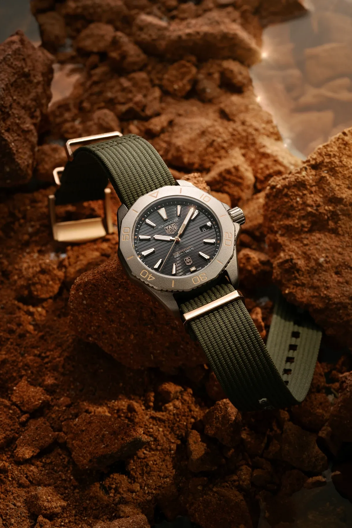 TAG Heuer in Time+Tide praznujeta 10 let z omejeno izdajo ure Aquaracer Solargraph Sundowner