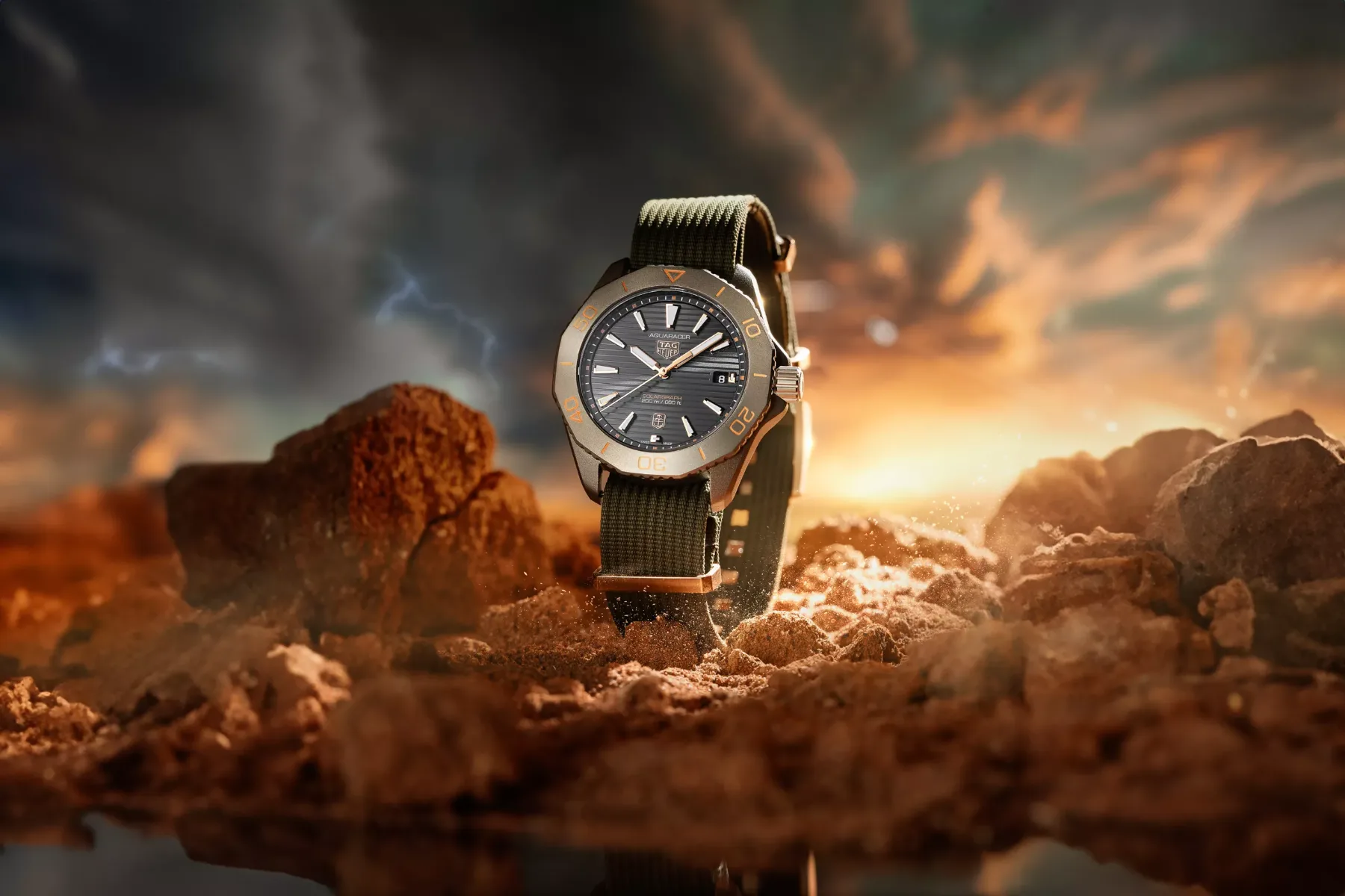 TAG Heuer in Time+Tide praznujeta 10 let z omejeno izdajo ure Aquaracer Solargraph Sundowner