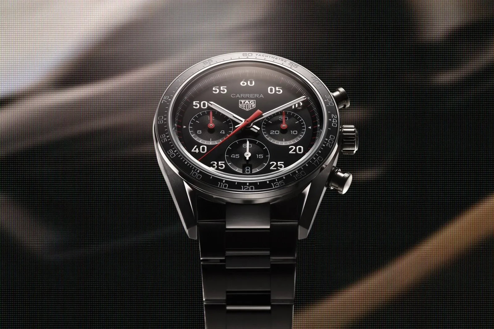 Je to najbolj elegantna športna ura leta? TAG Heuer predstavil osveženo ikono Carrera Chronograph Sport