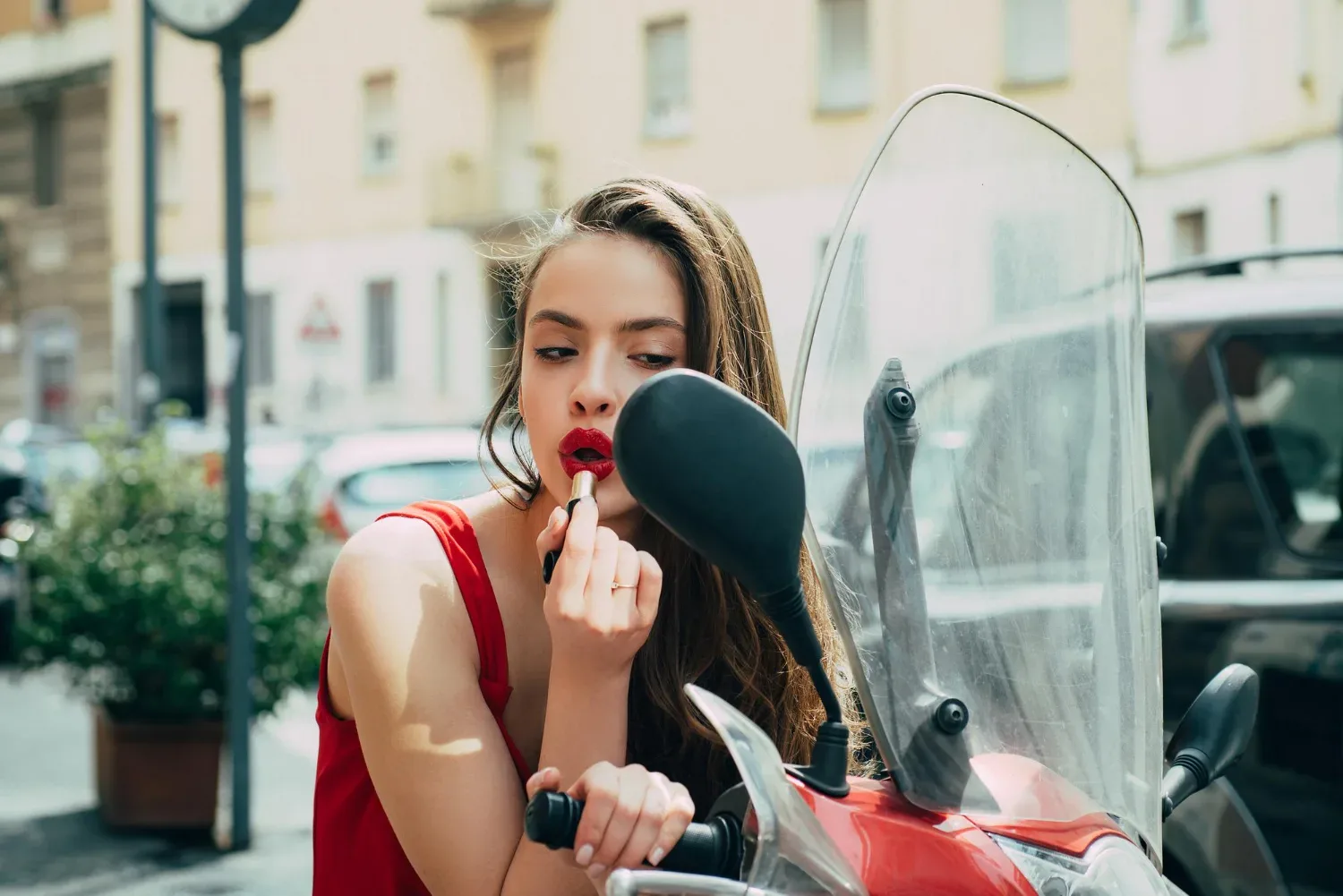 Tako bo tvoj puder zdržal od jutra do večera – tudi na dopustu in v vročinskem valu