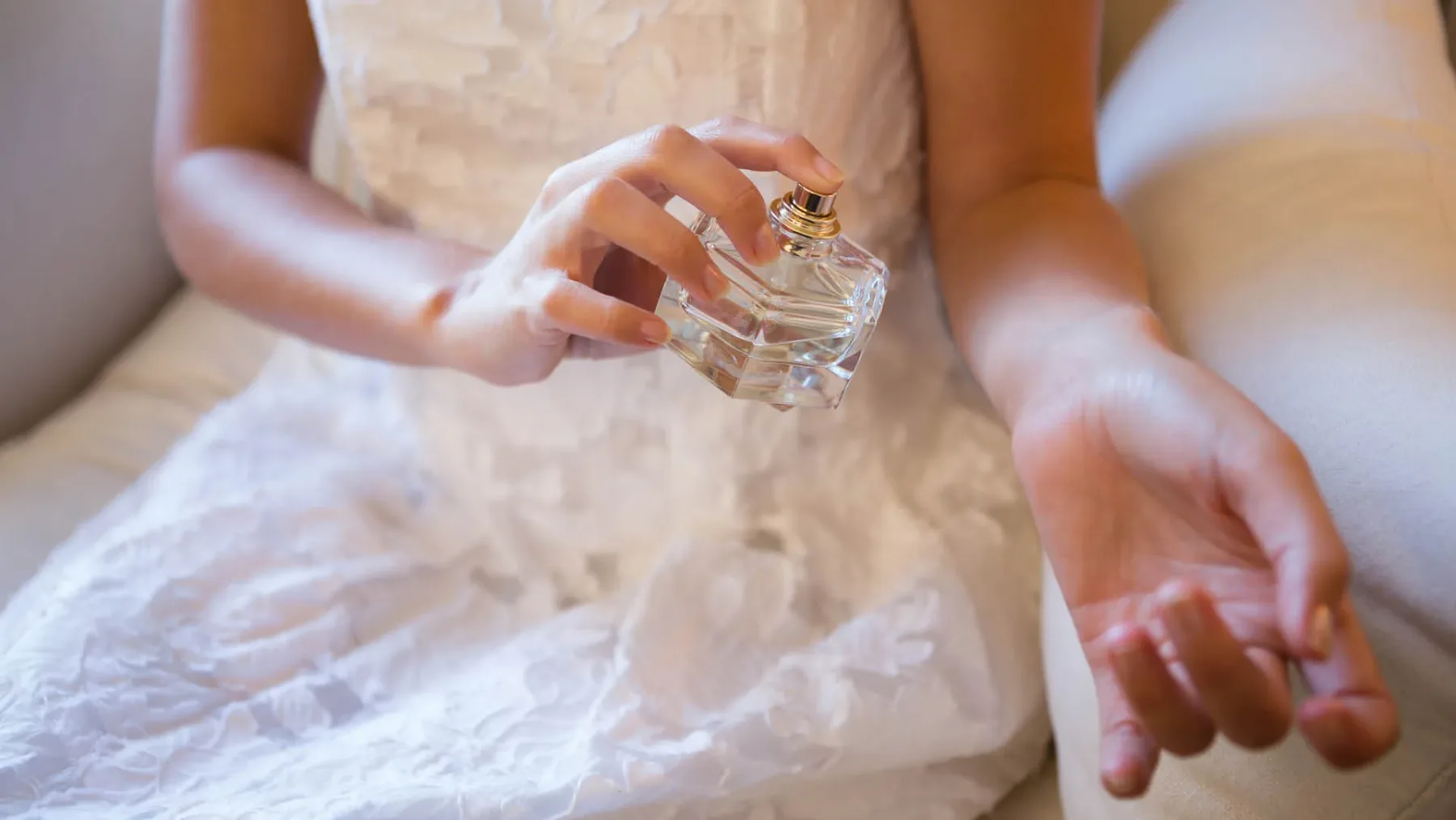 Tako se parfumirajo Francozinje: kako pravilno uporabljati parfum za dolgotrajen vonj, ki očara