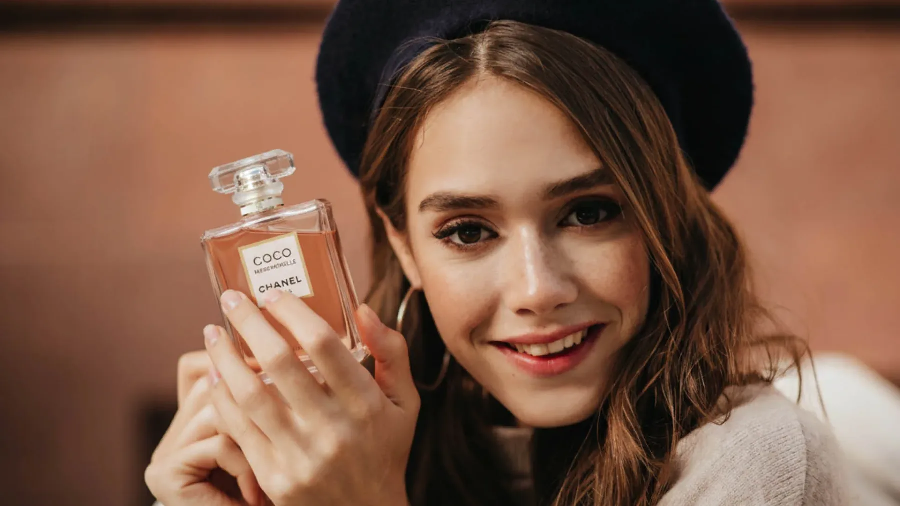 Tako se parfumirajo Francozinje: kako pravilno uporabljati parfum za dolgotrajen vonj, ki očara