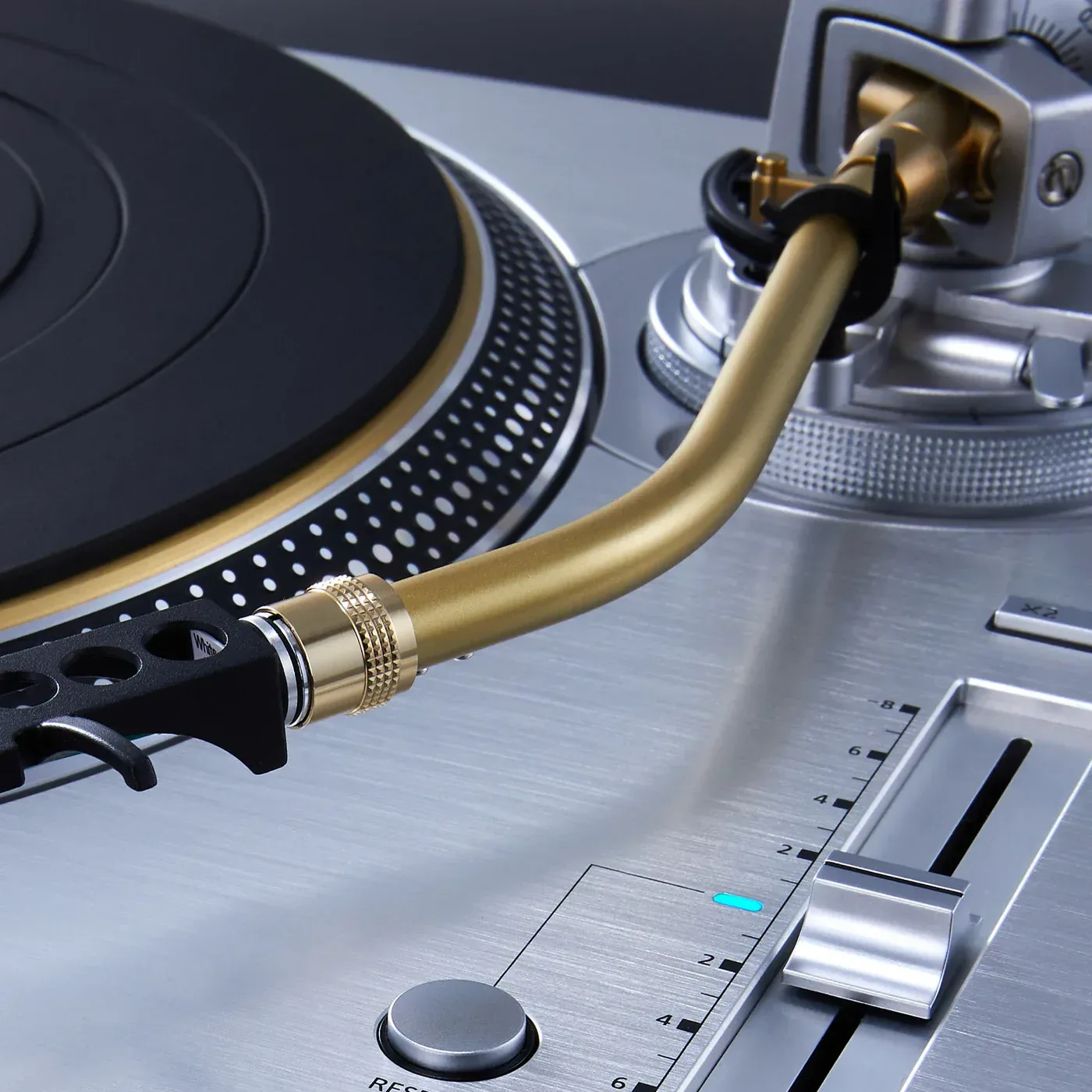 Technics SL-1200 Master Edition: zlati poklon legendarnemu DJ gramofonu