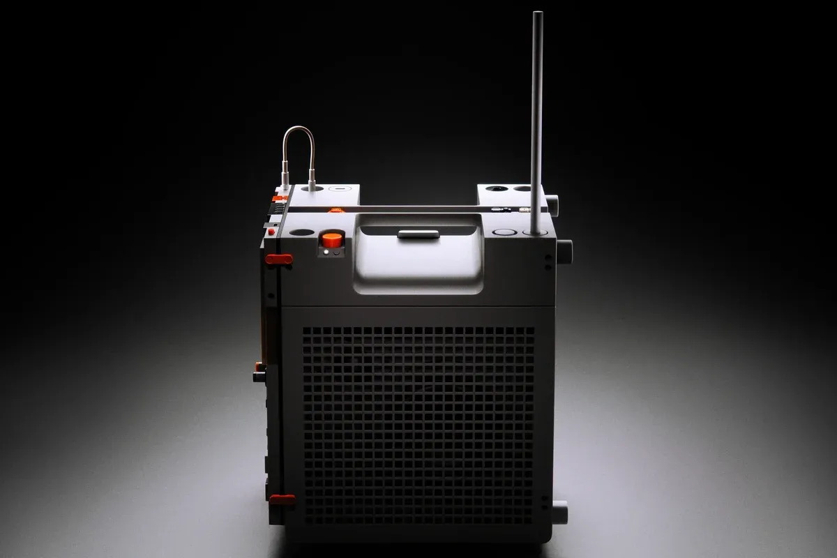 Teenage Engineering EP-35 K.O. Amp: Švedski zvočniški posebnež z vgrajenim prostorom za pivo – slika 2