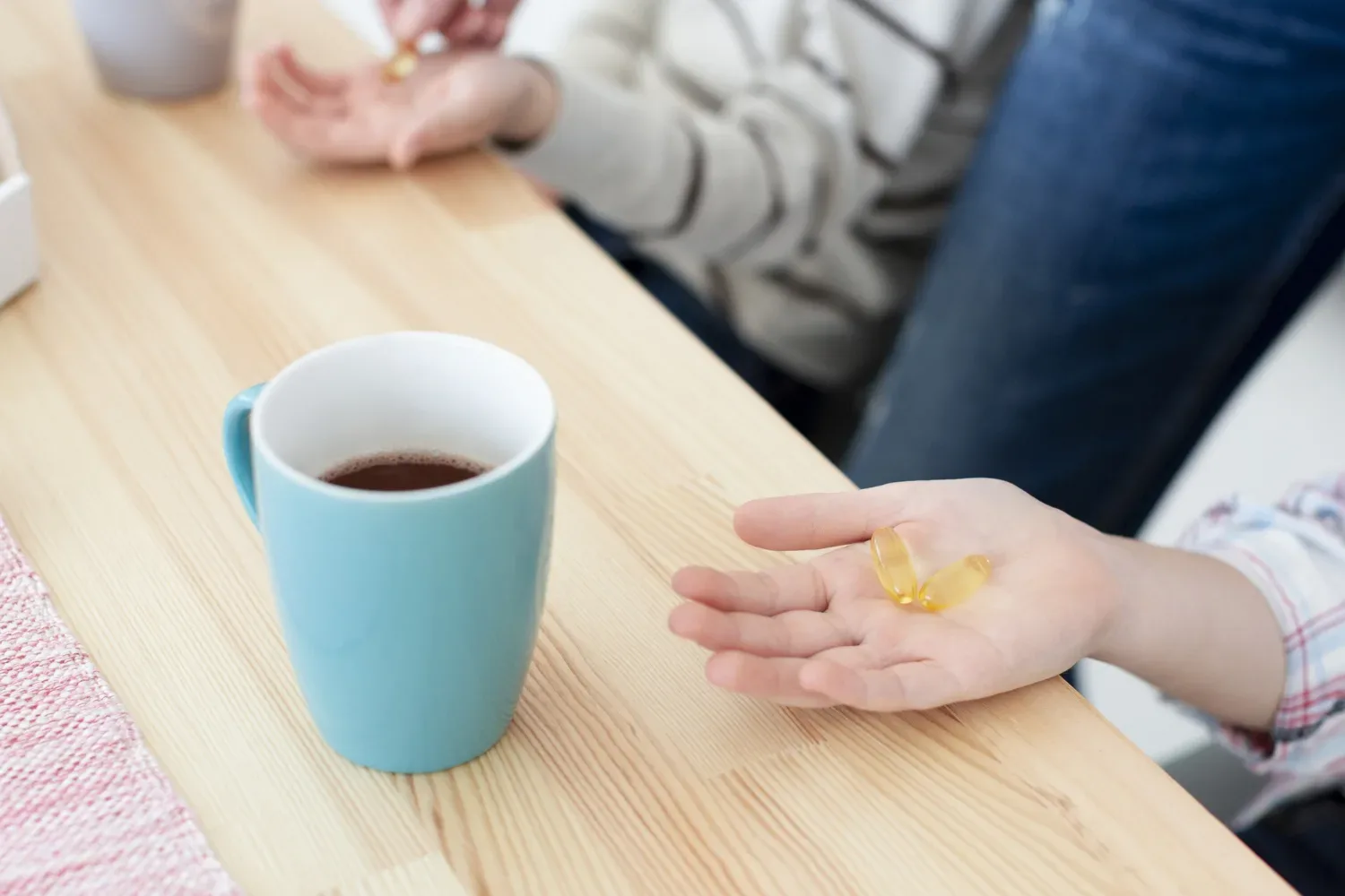 Teh 6 vitaminov nikoli ne jemljite s kavo ali čajem – učinek je lahko ničeln ali celo nevaren!