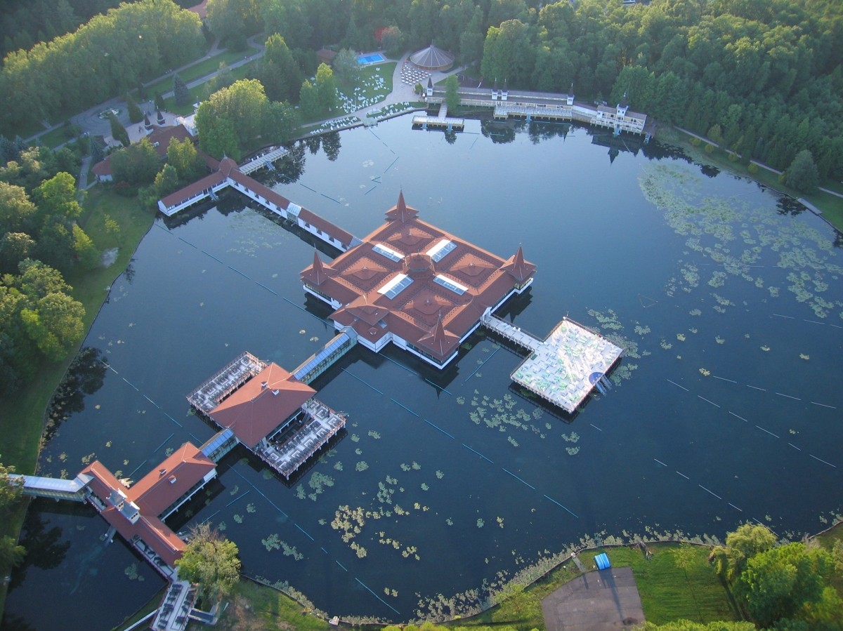 Termalno jezero Hévíz: madžarski termalni dragulj, ki ga moraš obiskati vsaj enkrat!
