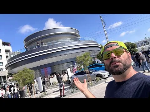 Tesla Diner: Elon Musk odpira retro-futuristični raj, kjer burgerje strežejo roboti