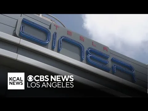 Tesla Diner: Elon Musk odpira retro-futuristični raj, kjer burgerje strežejo roboti