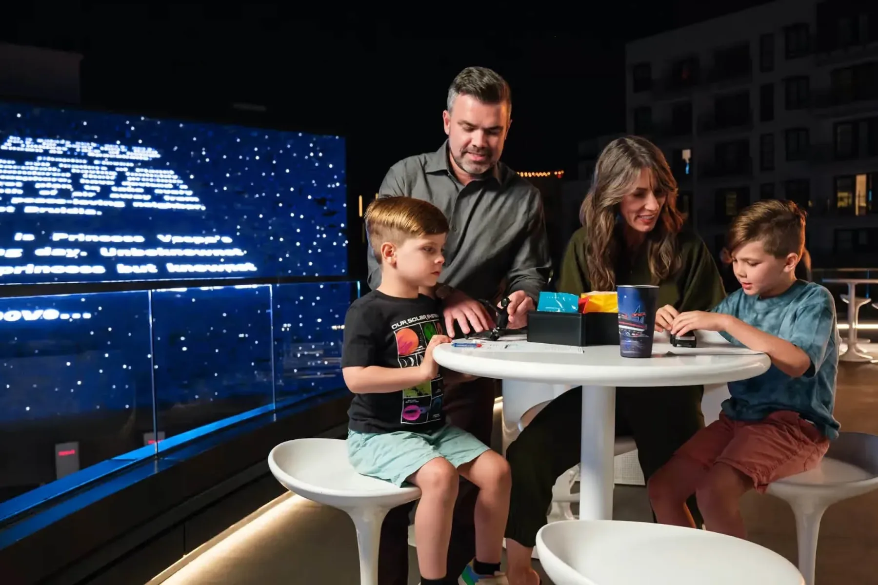 Tesla Diner: Elon Musk odpira retro-futuristični raj, kjer burgerje strežejo roboti