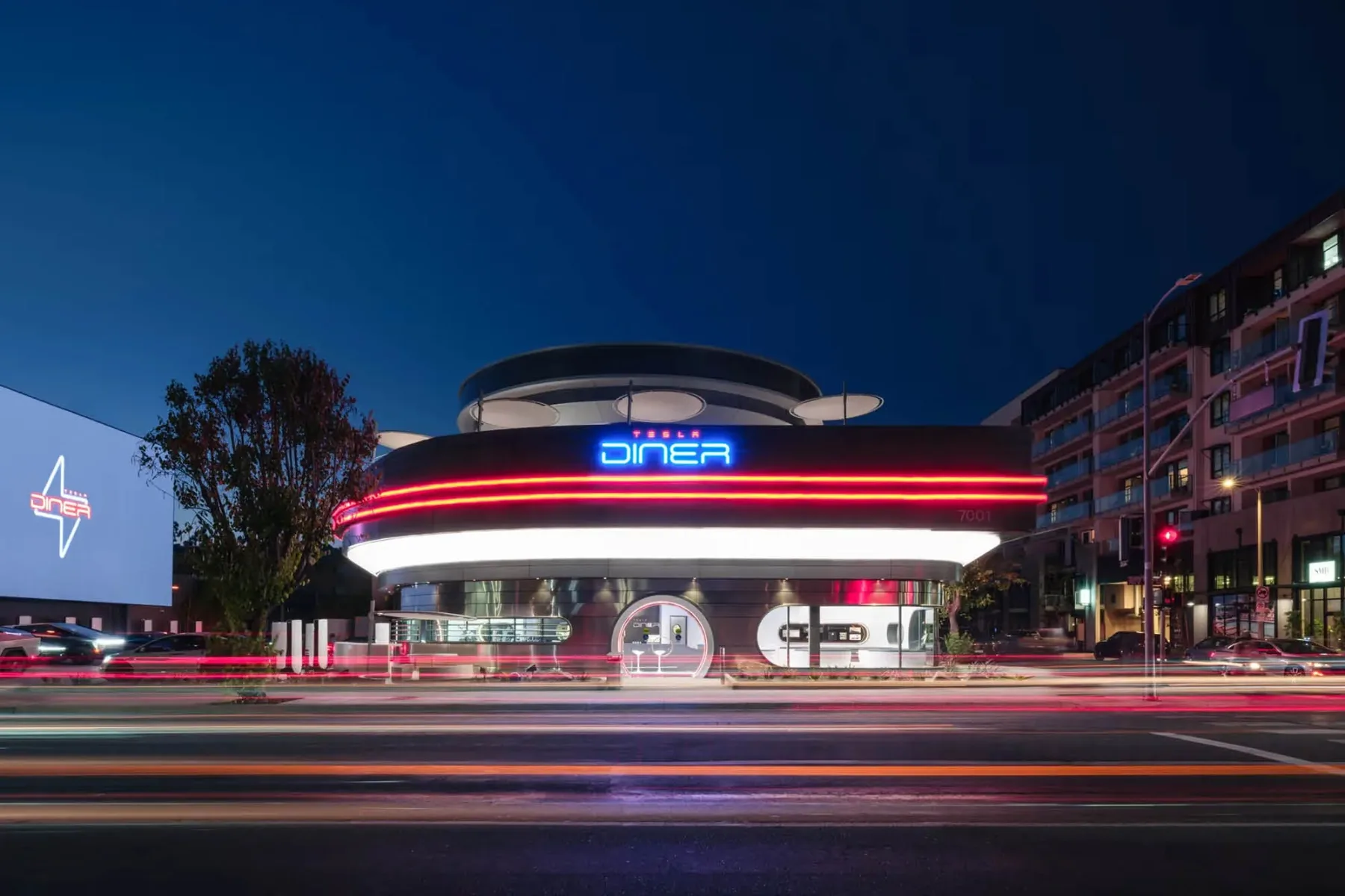 Tesla Diner: Elon Musk odpira retro-futuristični raj, kjer burgerje strežejo roboti