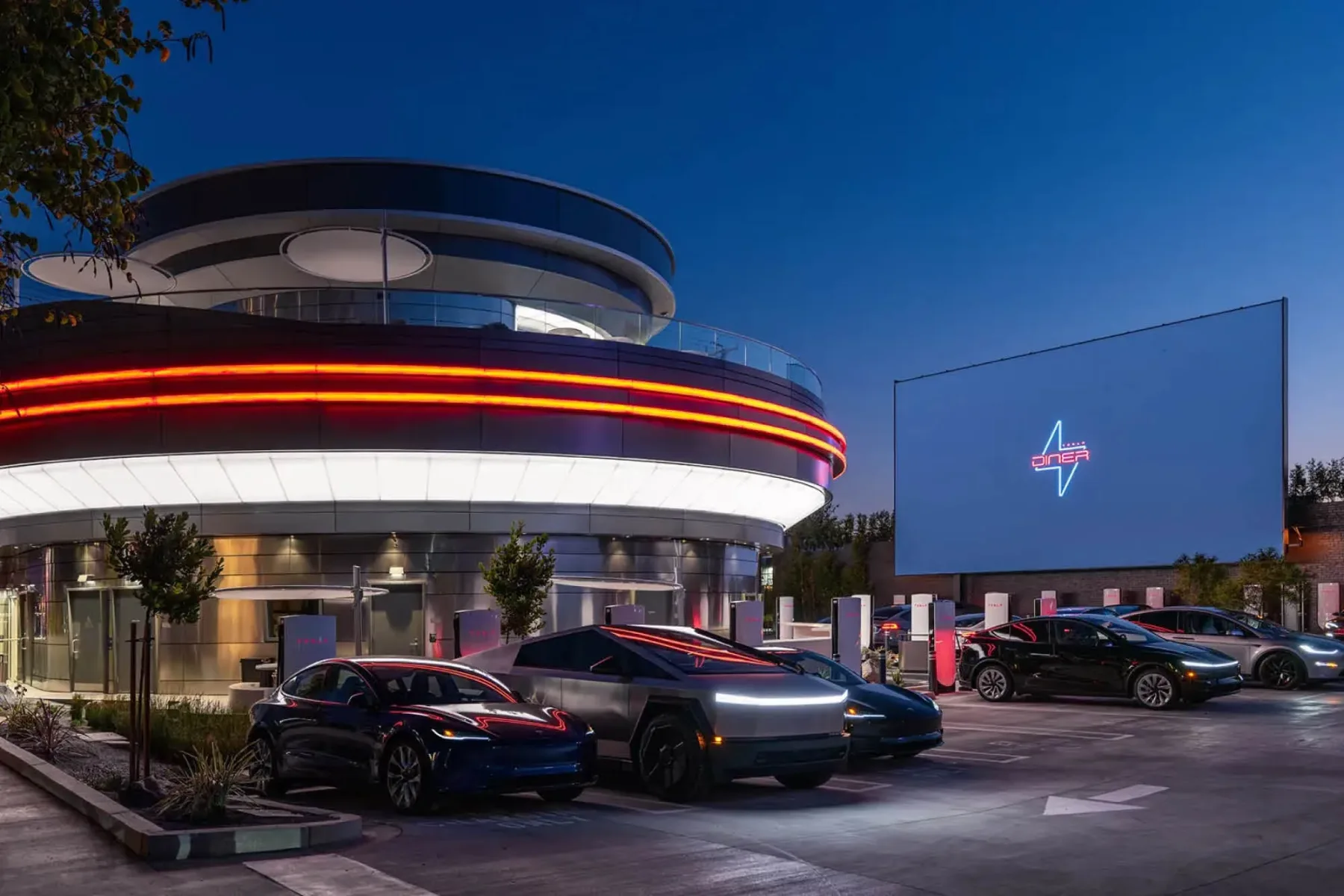Tesla Diner: Elon Musk odpira retro-futuristični raj, kjer burgerje strežejo roboti