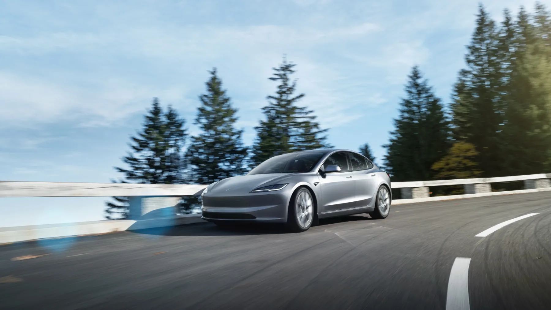 Tesla FSD in tipkanje na telefon: Elon Musk pravi “DA”, zakon pravi “NE” – Kdo bo na koncu plačal kazen?