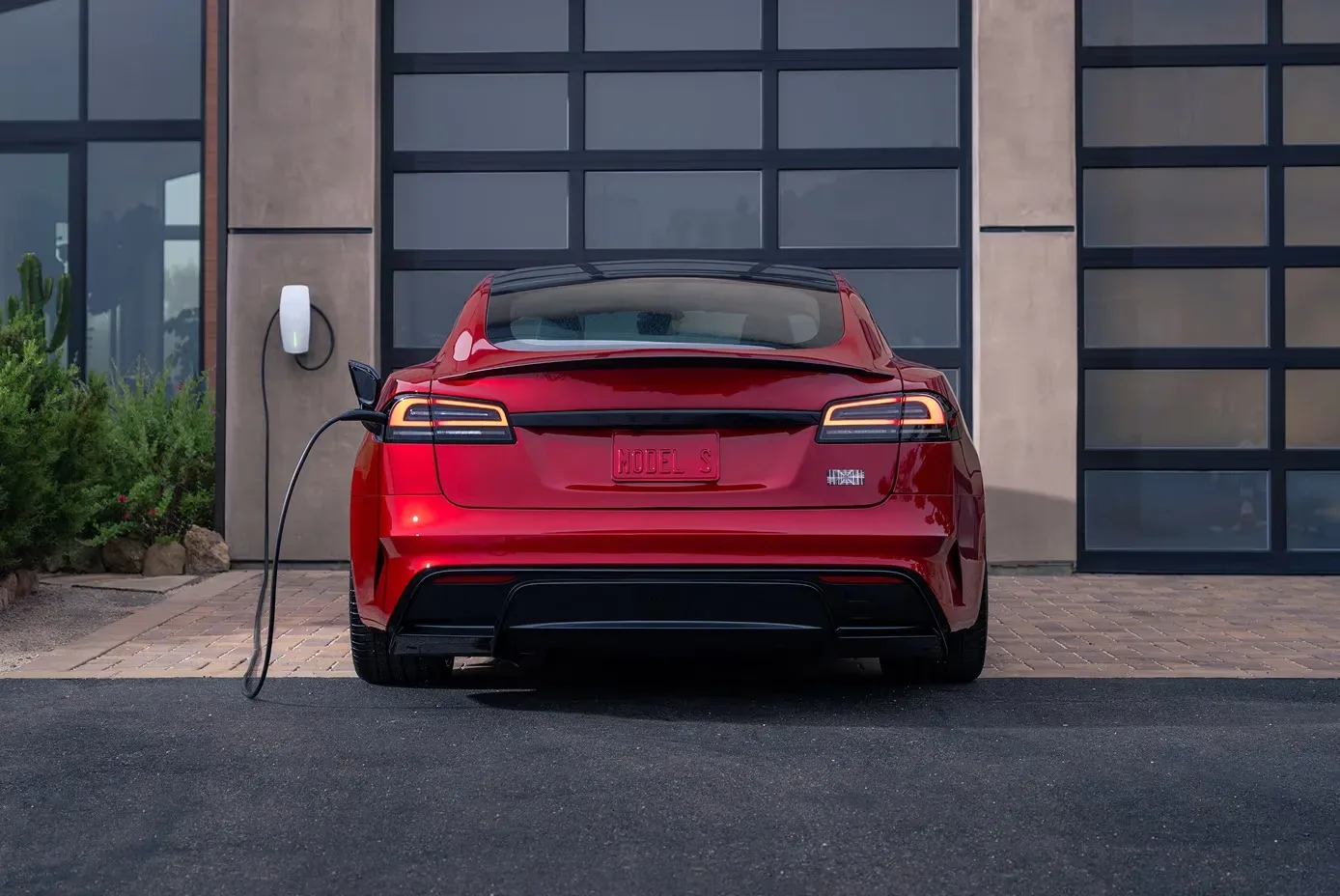 Tesla Model S (2012-2026): avto, ki je spremenil svet, preživel dve generaciji konkurence in zakaj ga mora imeti v garaži vsak resen zbiratelj