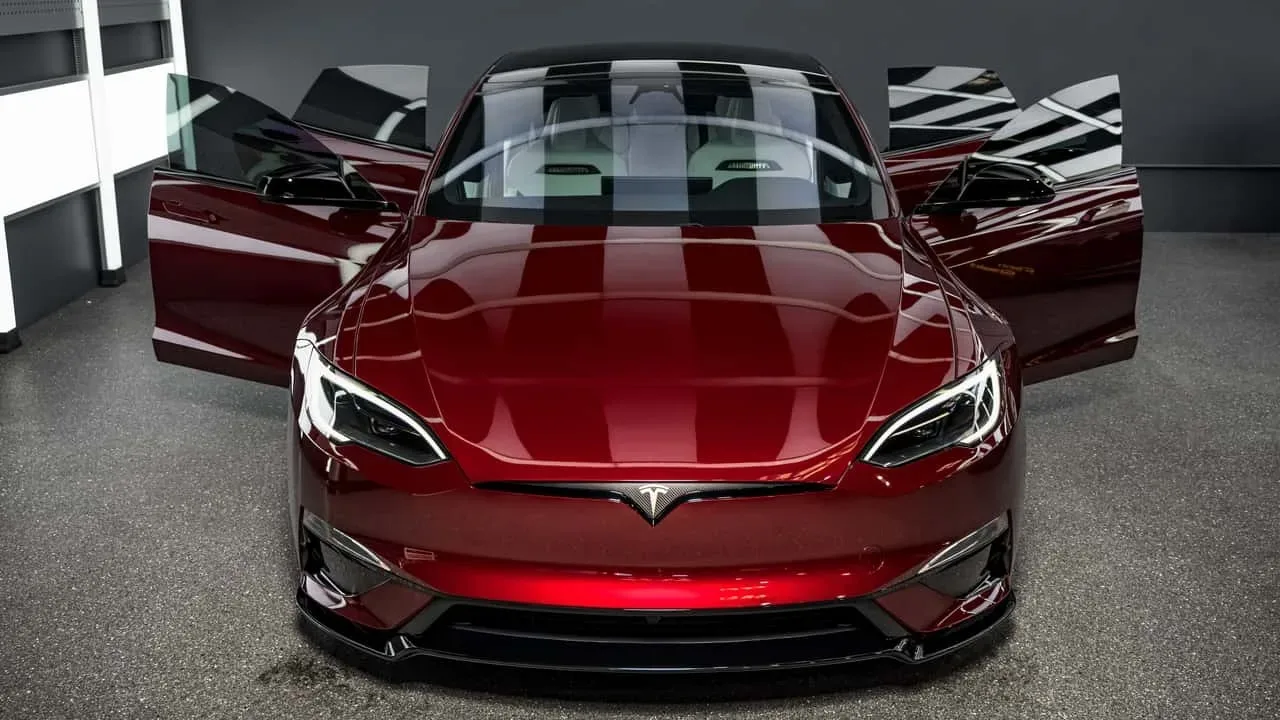 Tesla Model S Plaid Signature Edition #001: Zakaj je šef oblikovanja raje izbral zaščito kot tuning?