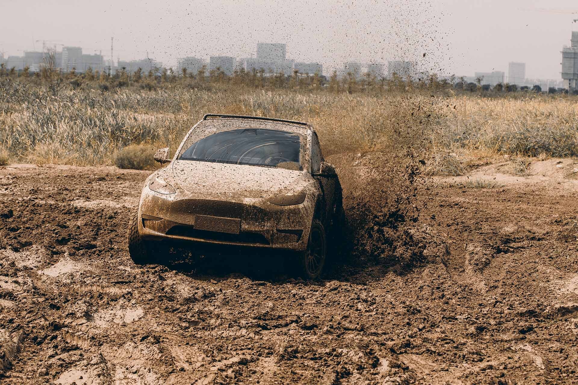 Tesla Model Y in 3 s PU LABO Traveler Off-Road paketom postaja prava terenska zver