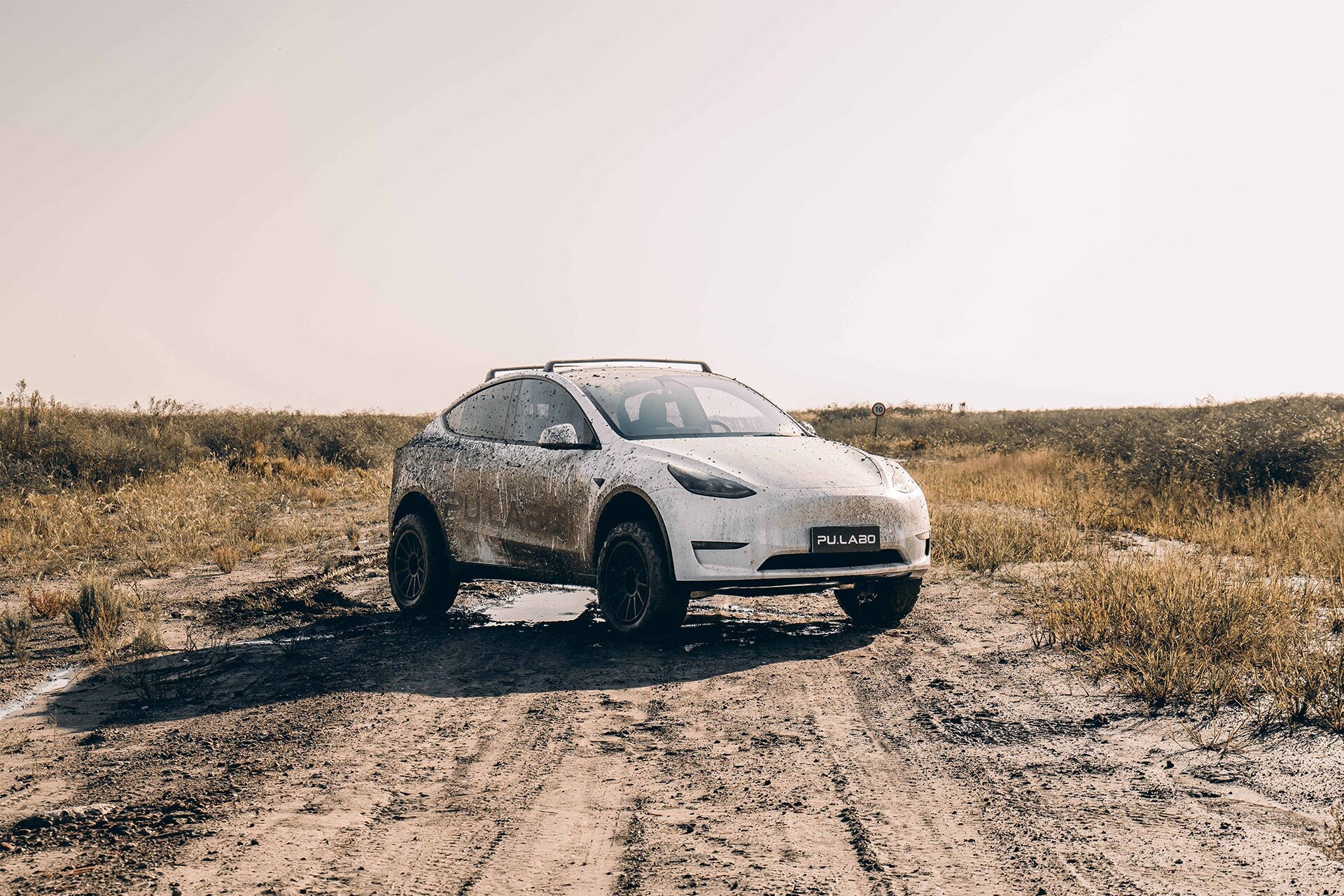 Tesla Model Y in 3 s PU LABO Traveler Off-Road paketom postaja prava terenska zver