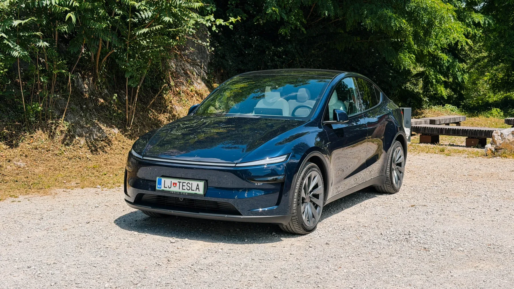 Test Tesla Model Y s 7 sedeži (2026): isti avto kot lani, a najboljša ocena letos. Skrivnost? Sploh ni skrivnost