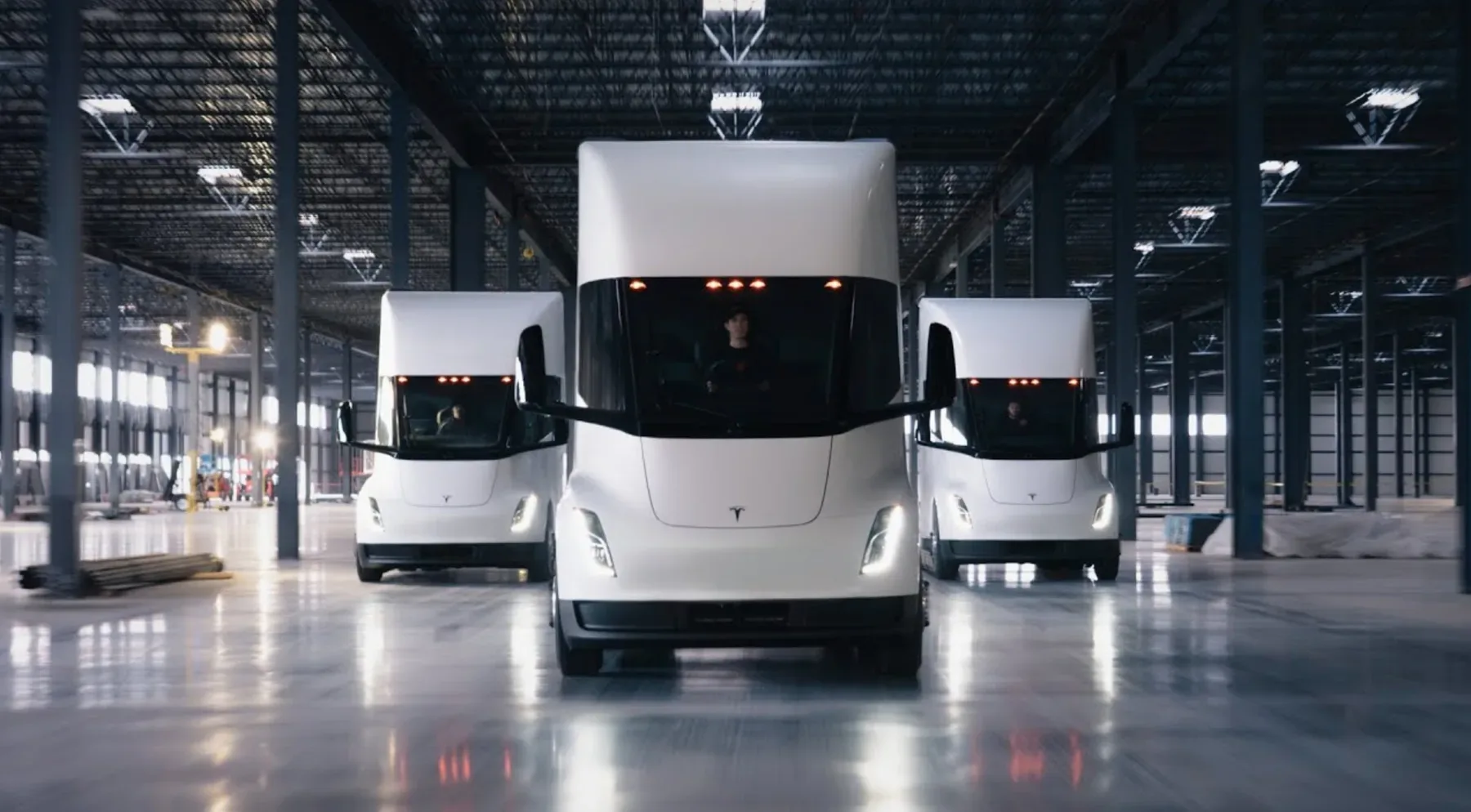 Tesla Semi prevzema ceste: Zgodovinsko naročilo 2.500 električnih tovornjakov bo zatreslo logistični svet