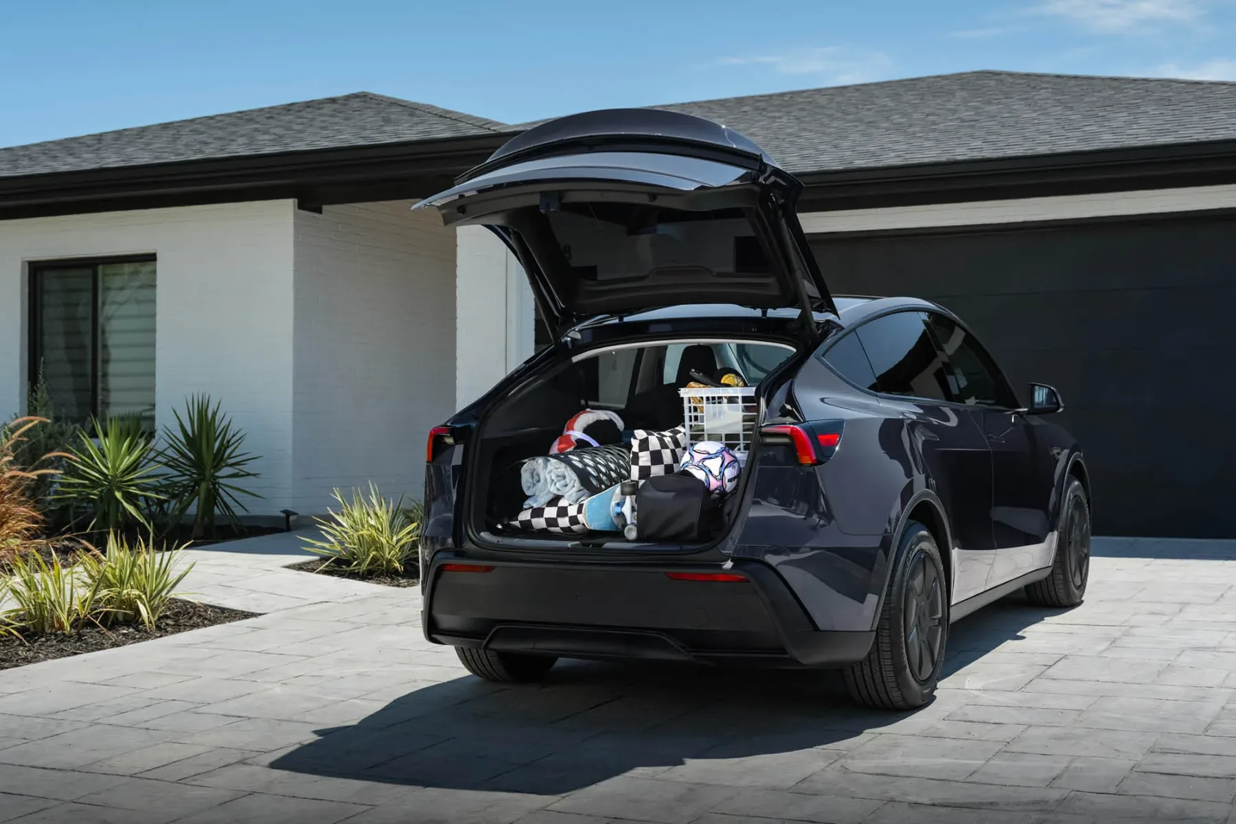 Tesla Standard: Tesla Model 3 Standard & Model Y Standard – cenovno zaželen (in malo okleščen) vstop v Tesla svet