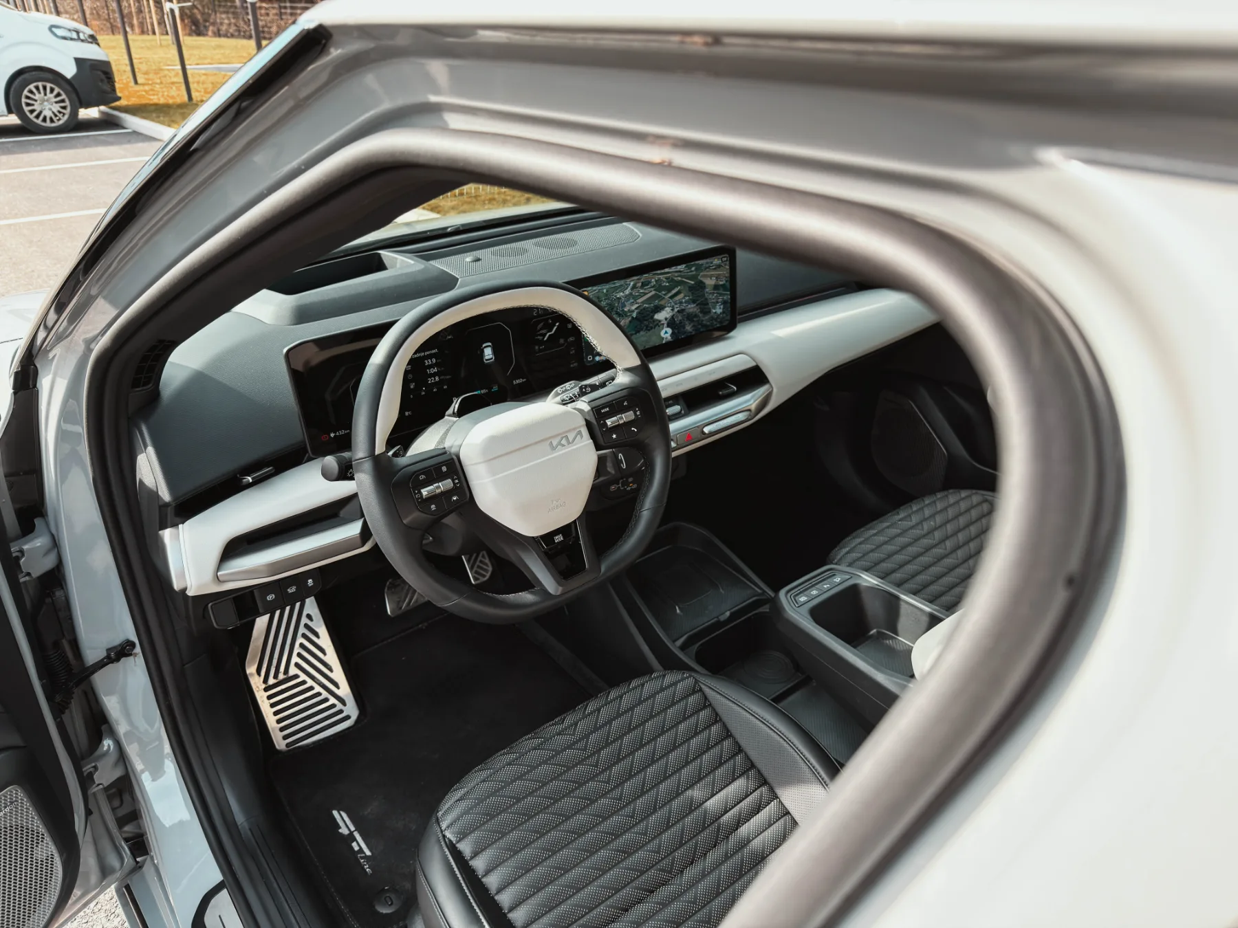 Test Kia EV4 GT Line 2026: Drzen električni posebnež, ki nagrajuje potrpežljive