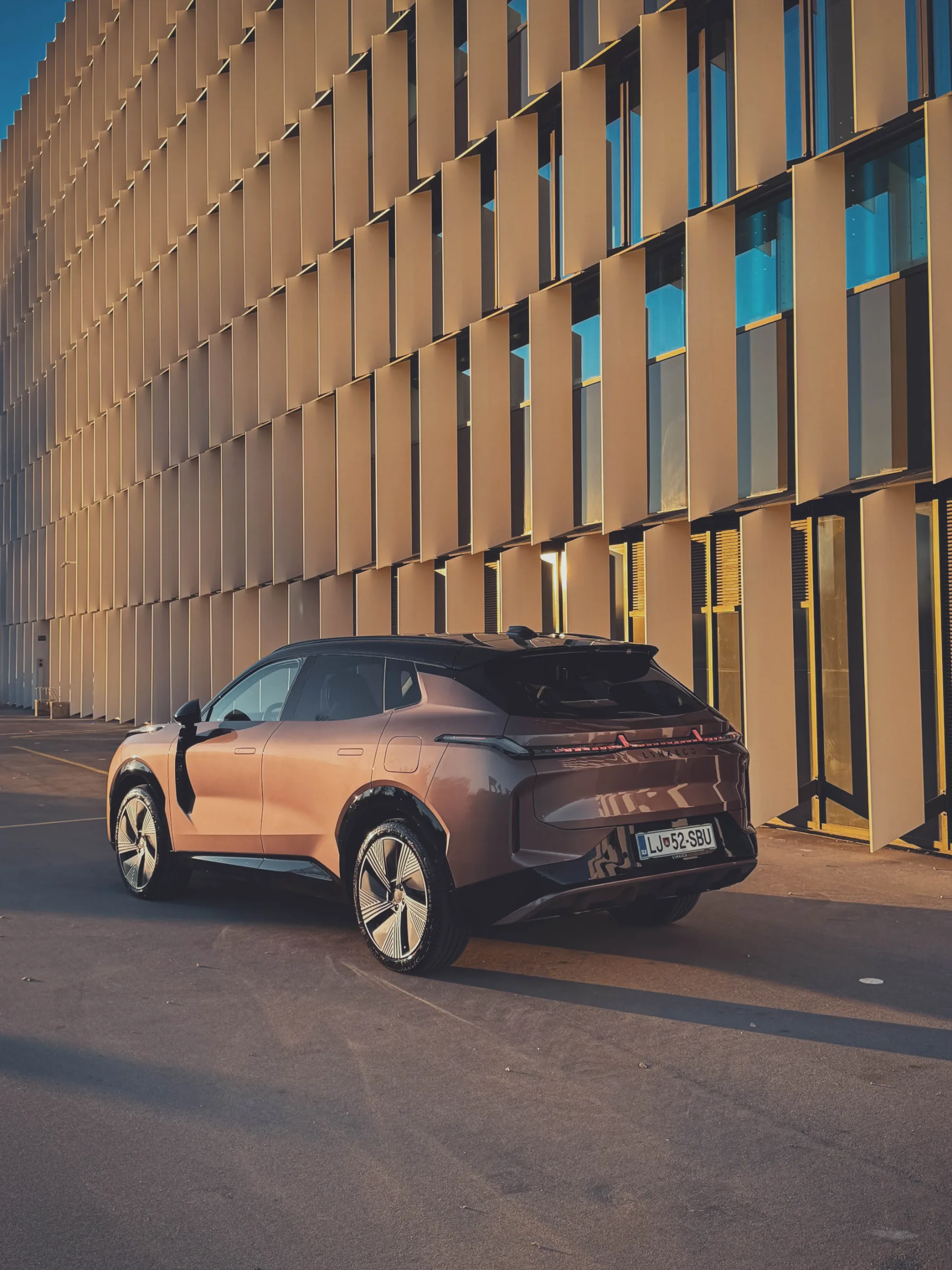 Test Lynk & Co 08: ne tako presenetljiva švedska odličnost – ki šepeta zakaj bi imel električni avto če imaš lahko vse