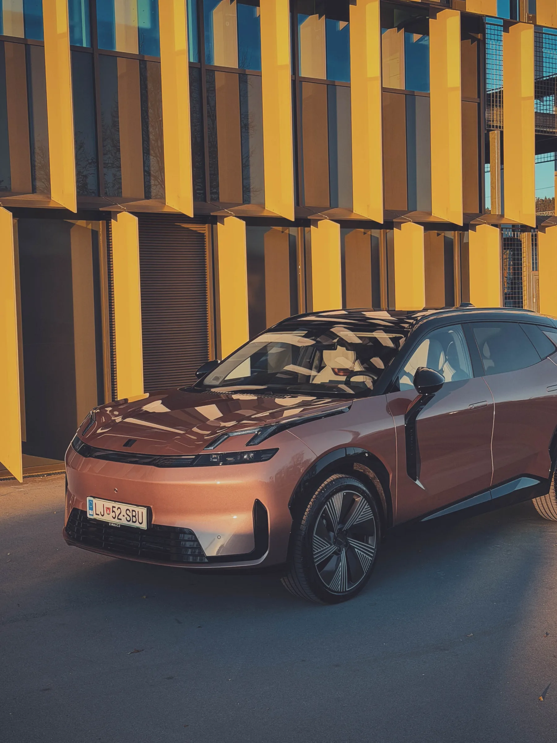 Test Lynk & Co 08: ne tako presenetljiva švedska odličnost – ki šepeta zakaj bi imel električni avto če imaš lahko vse