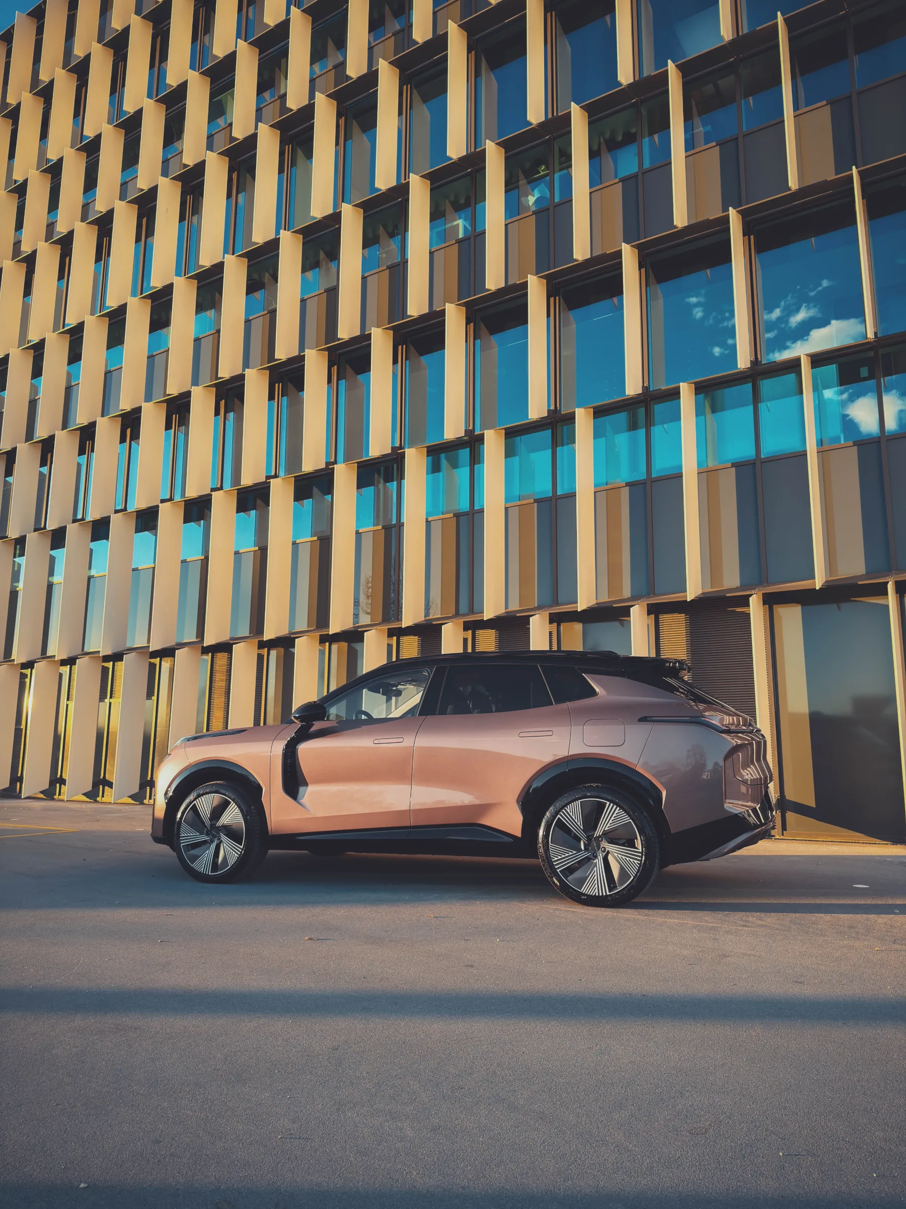 Test Lynk & Co 08: ne tako presenetljiva švedska odličnost – ki šepeta zakaj bi imel električni avto če imaš lahko vse