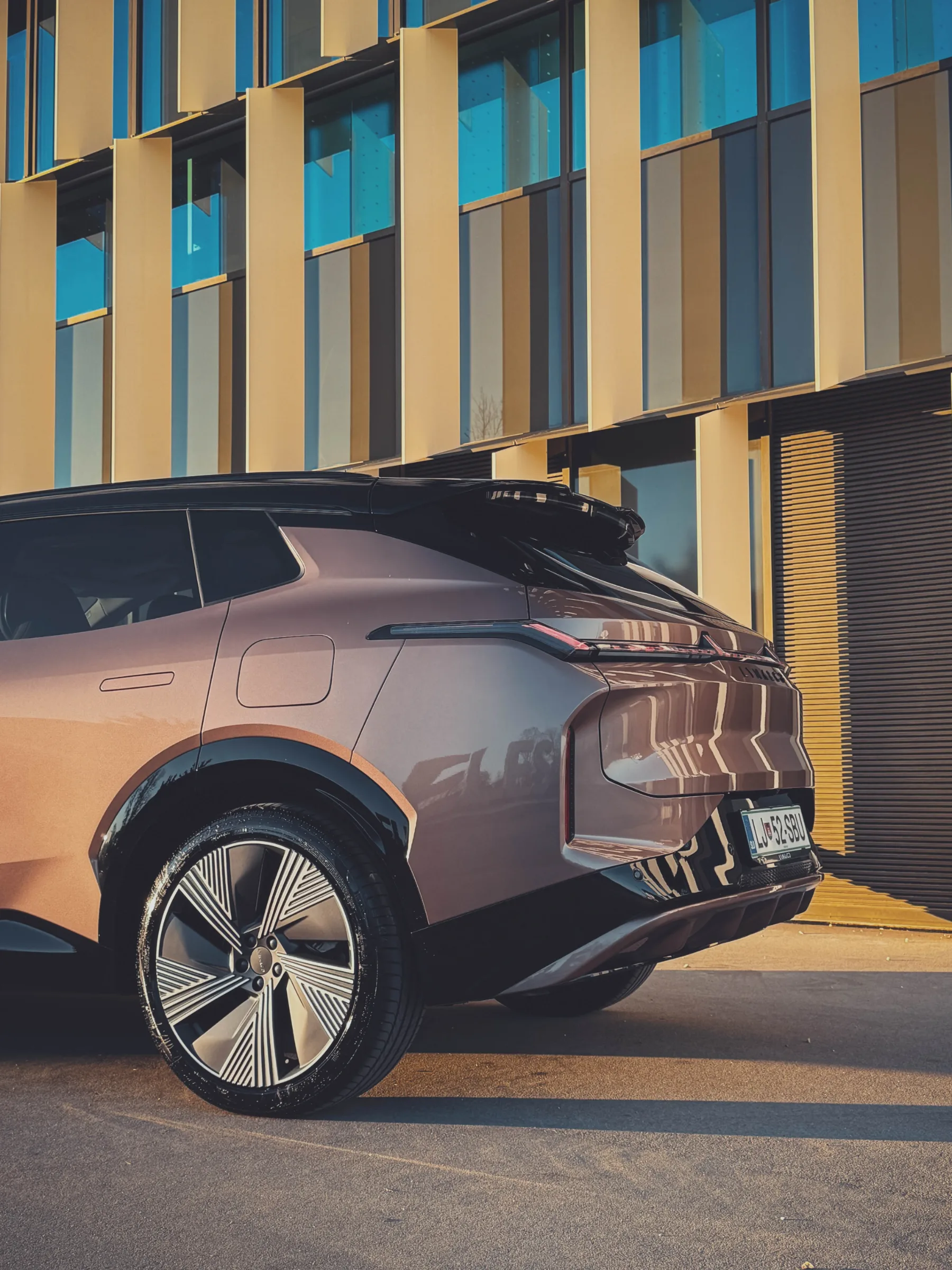 Test Lynk & Co 08: ne tako presenetljiva švedska odličnost – ki šepeta zakaj bi imel električni avto če imaš lahko vse