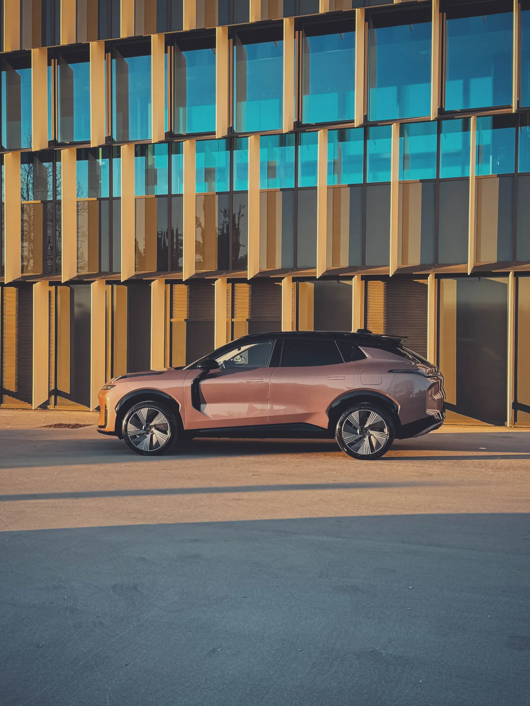 Test Lynk & Co 08: ne tako presenetljiva švedska odličnost – ki šepeta zakaj bi imel električni avto če imaš lahko vse