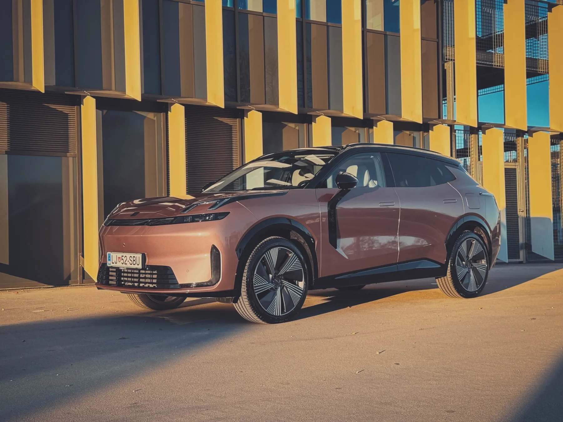 Test Lynk & Co 08: ne tako presenetljiva švedska odličnost – ki šepeta zakaj bi imel električni avto če imaš lahko vse