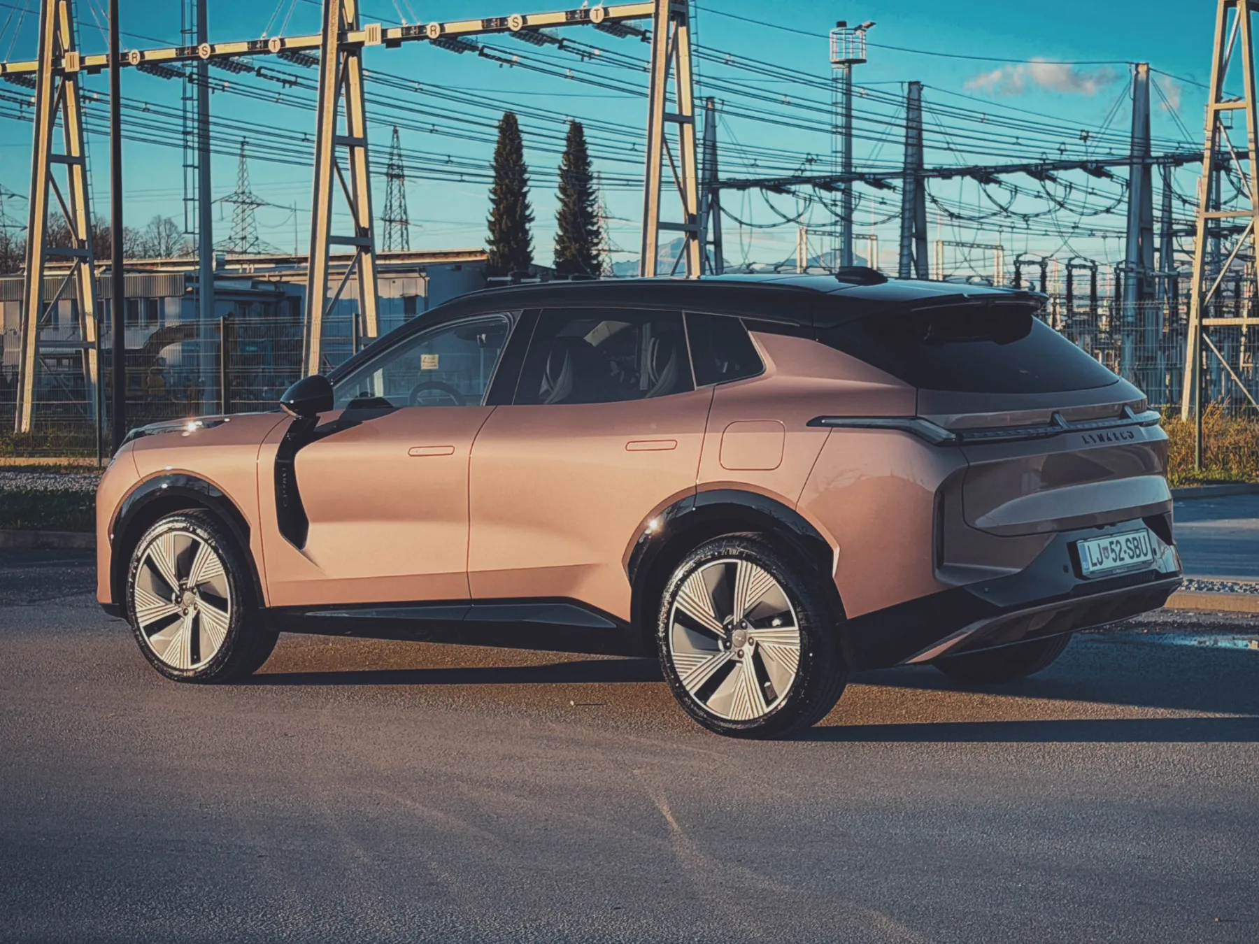 Test Lynk & Co 08: ne tako presenetljiva švedska odličnost – ki šepeta zakaj bi imel električni avto če imaš lahko vse