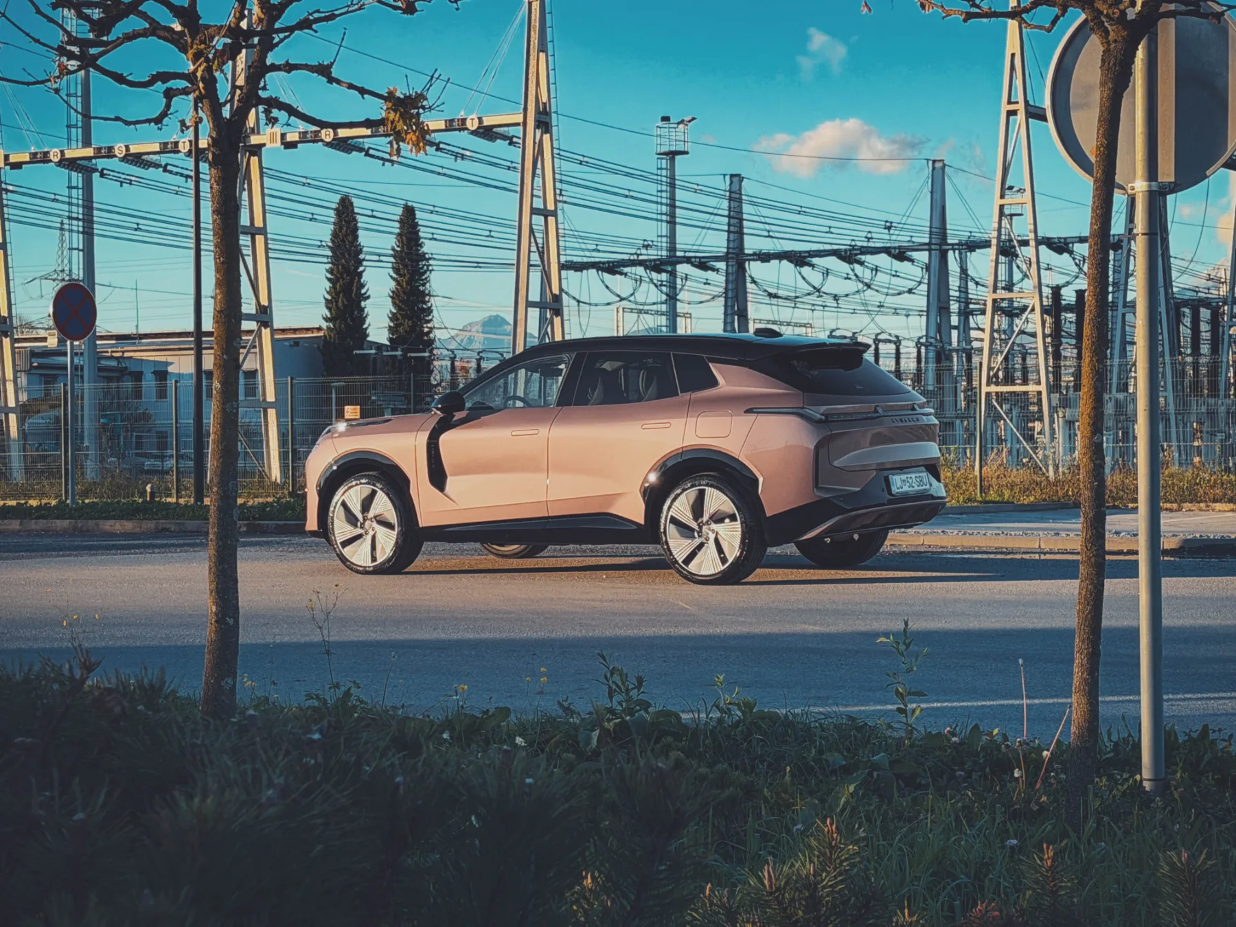 Test Lynk & Co 08: ne tako presenetljiva švedska odličnost – ki šepeta zakaj bi imel električni avto če imaš lahko vse
