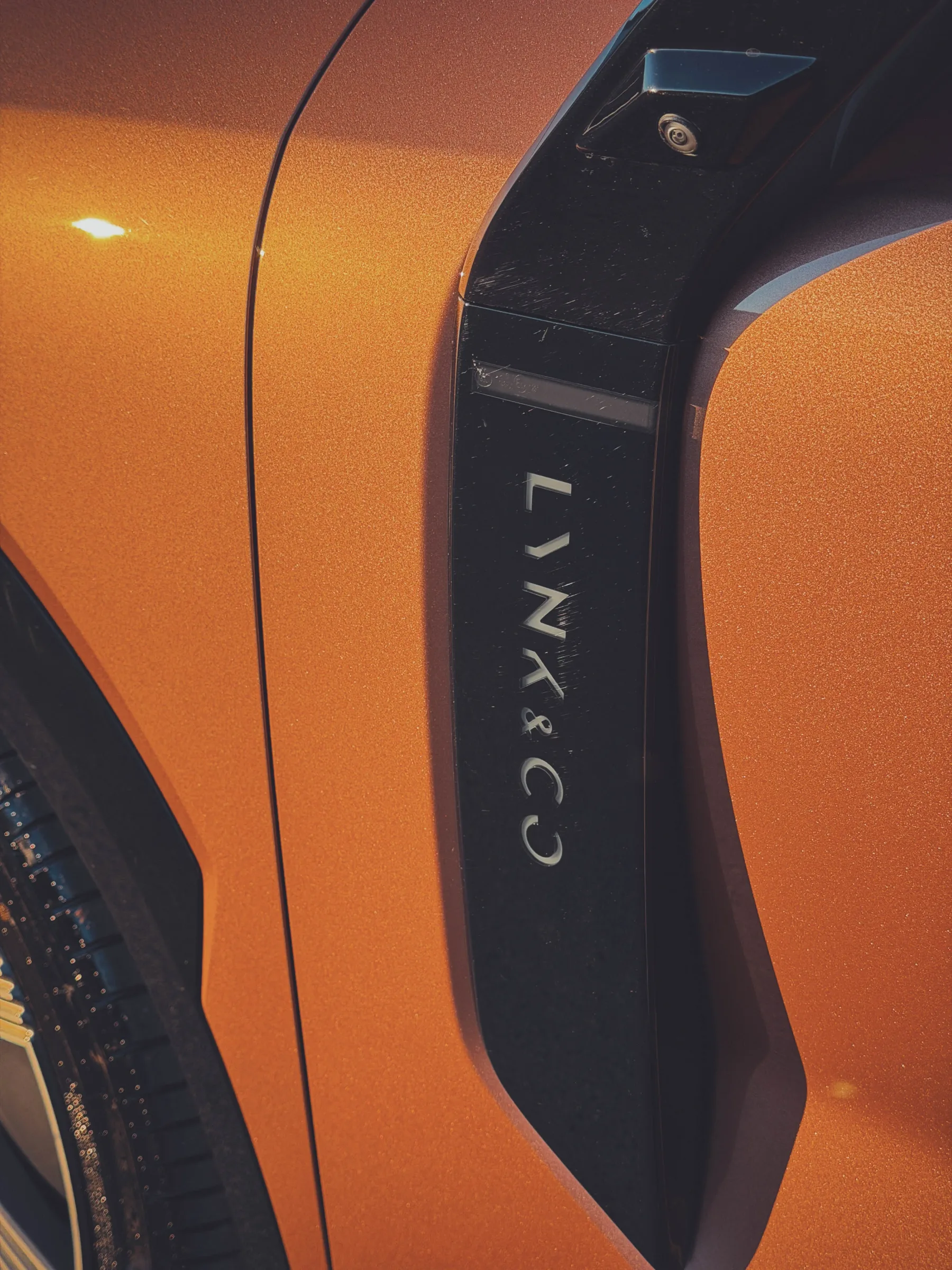 Test Lynk & Co 08: ne tako presenetljiva švedska odličnost – ki šepeta zakaj bi imel električni avto če imaš lahko vse