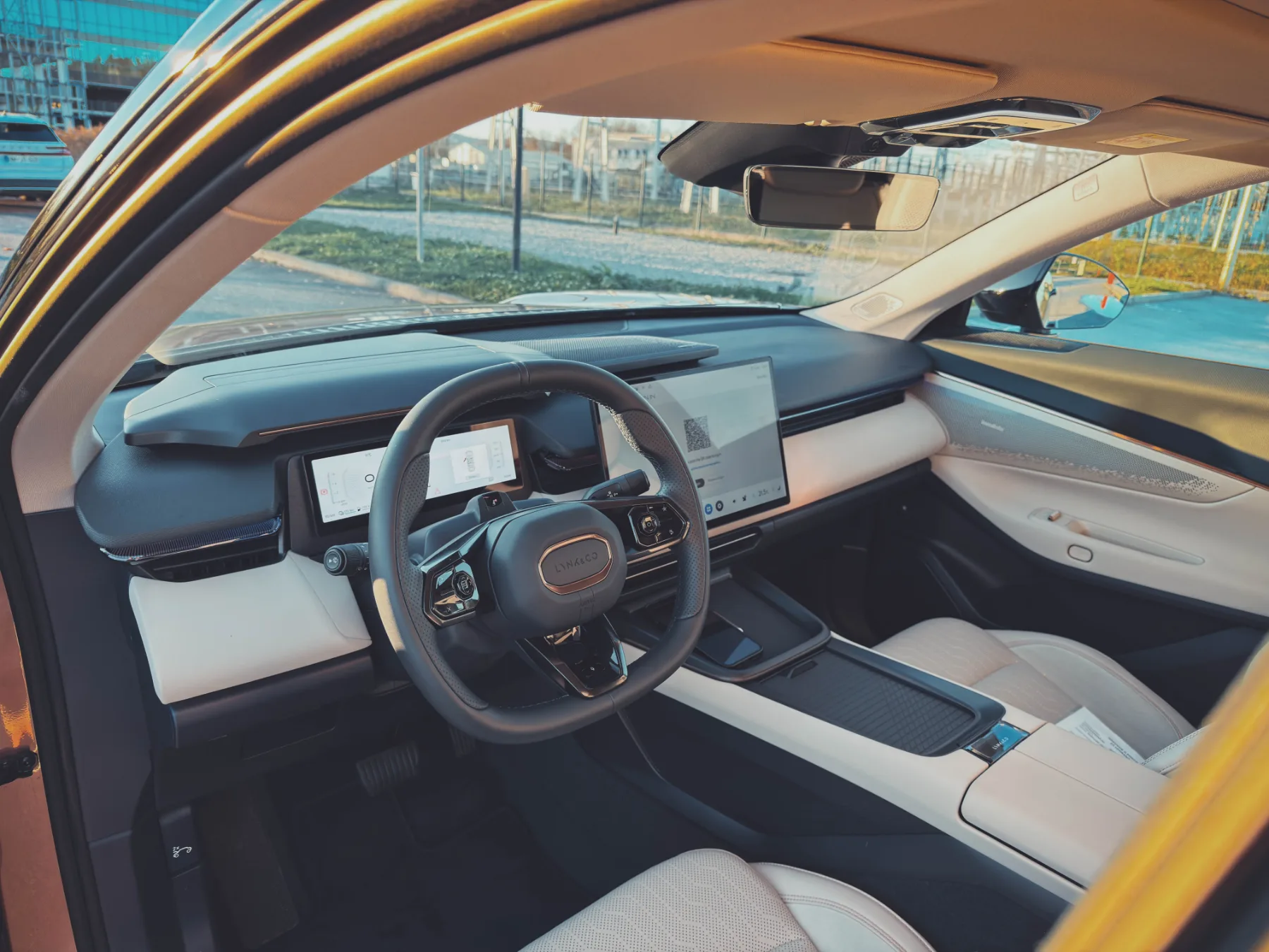 Test Lynk & Co 08: ne tako presenetljiva švedska odličnost – ki šepeta zakaj bi imel električni avto če imaš lahko vse