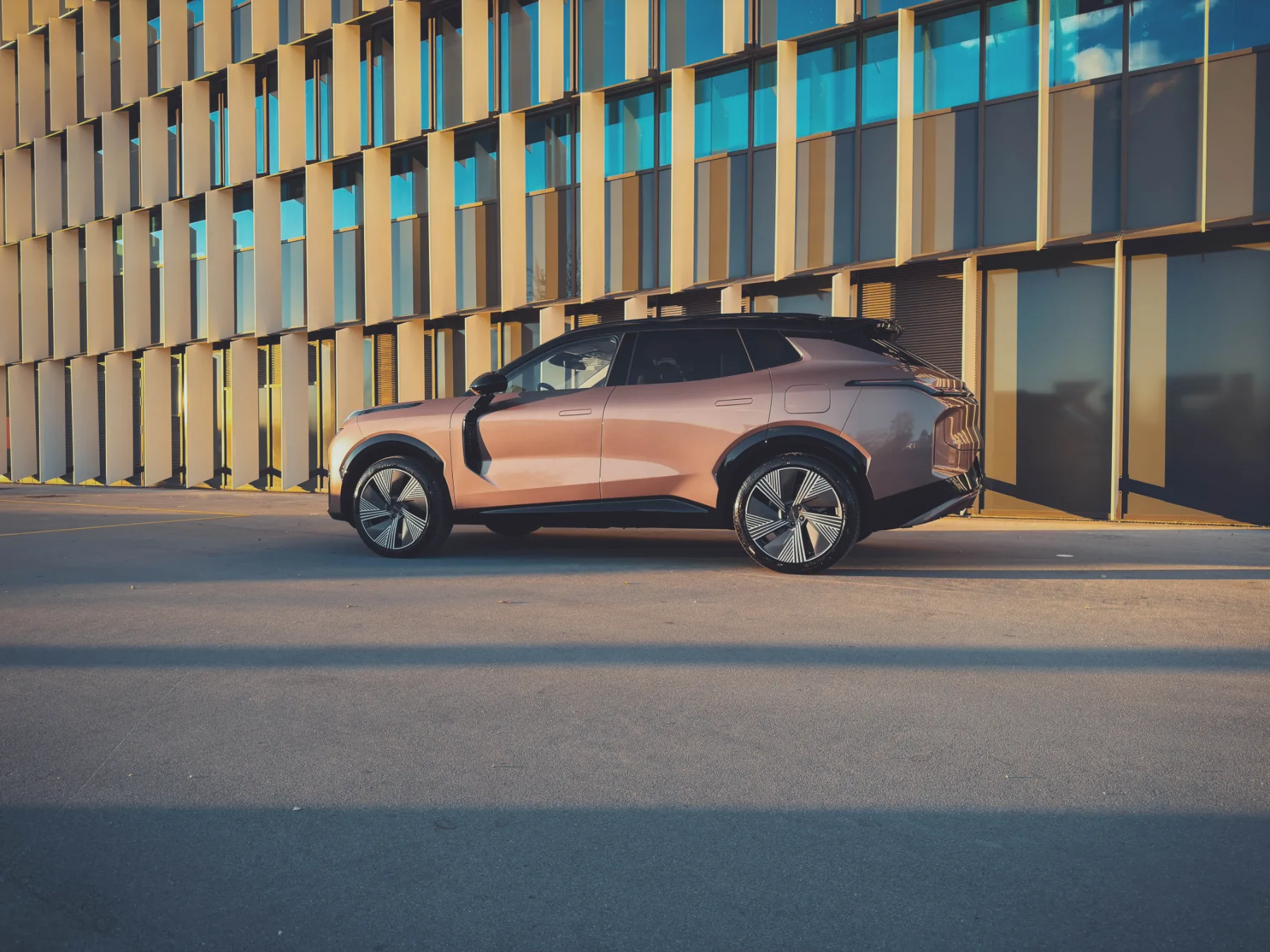 Test Lynk & Co 08: ne tako presenetljiva švedska odličnost – ki šepeta zakaj bi imel električni avto če imaš lahko vse