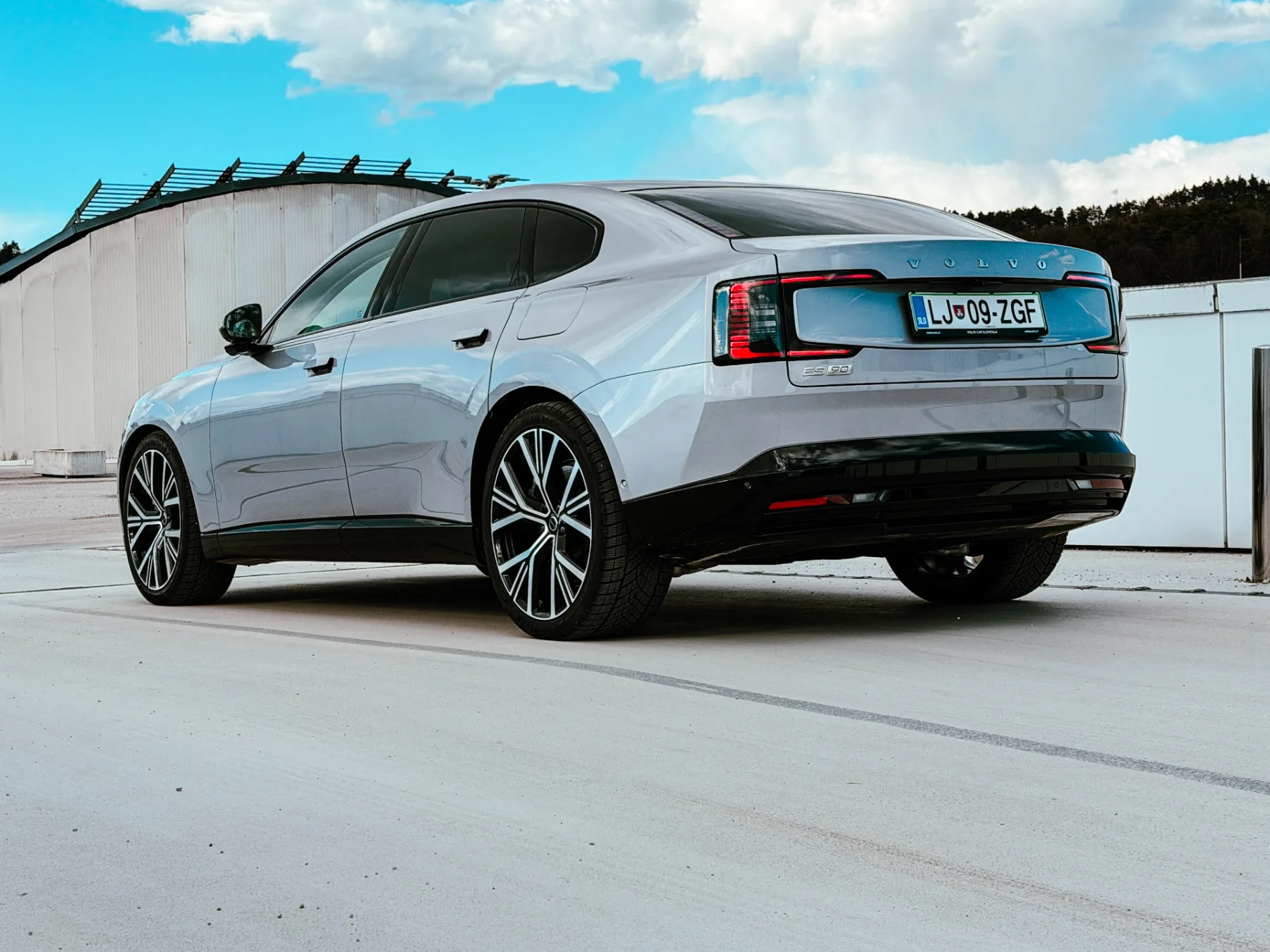 Test Volvo ES90: Tiha švedska revolucija, ki pove več kot tisoč LED trakov