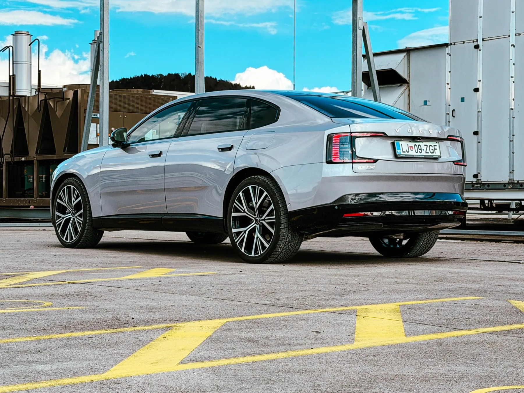 Test Volvo ES90: Tiha švedska revolucija, ki pove več kot tisoč LED trakov