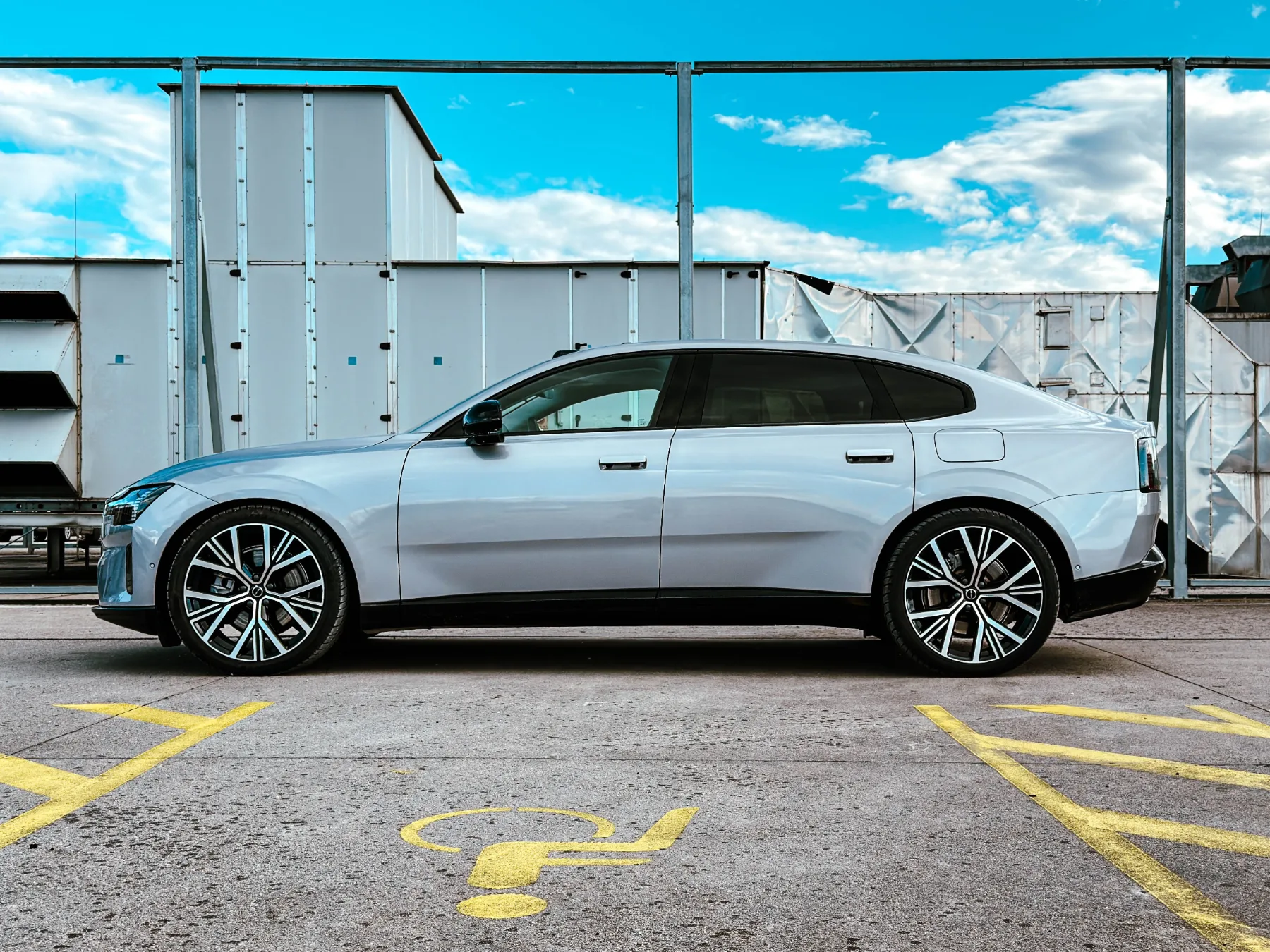 Test Volvo ES90: Tiha švedska revolucija, ki pove več kot tisoč LED trakov