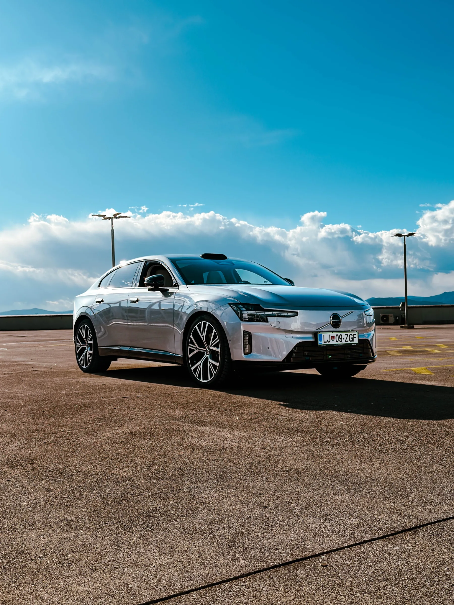 Test Volvo ES90: Tiha švedska revolucija, ki pove več kot tisoč LED trakov