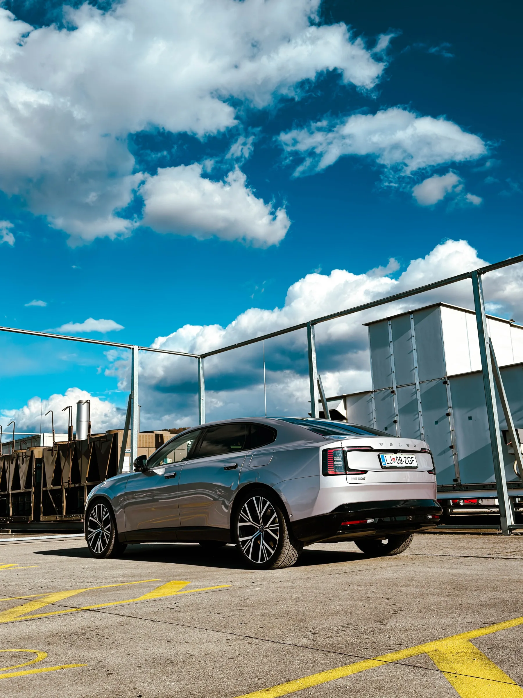 Test Volvo ES90: Tiha švedska revolucija, ki pove več kot tisoč LED trakov