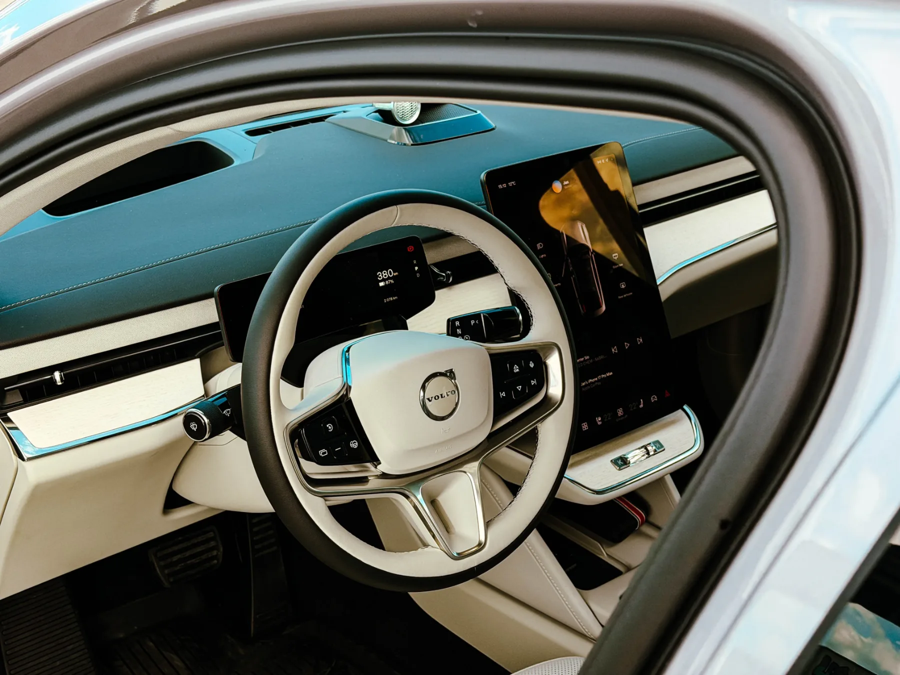 Test Volvo ES90: Tiha švedska revolucija, ki pove več kot tisoč LED trakov
