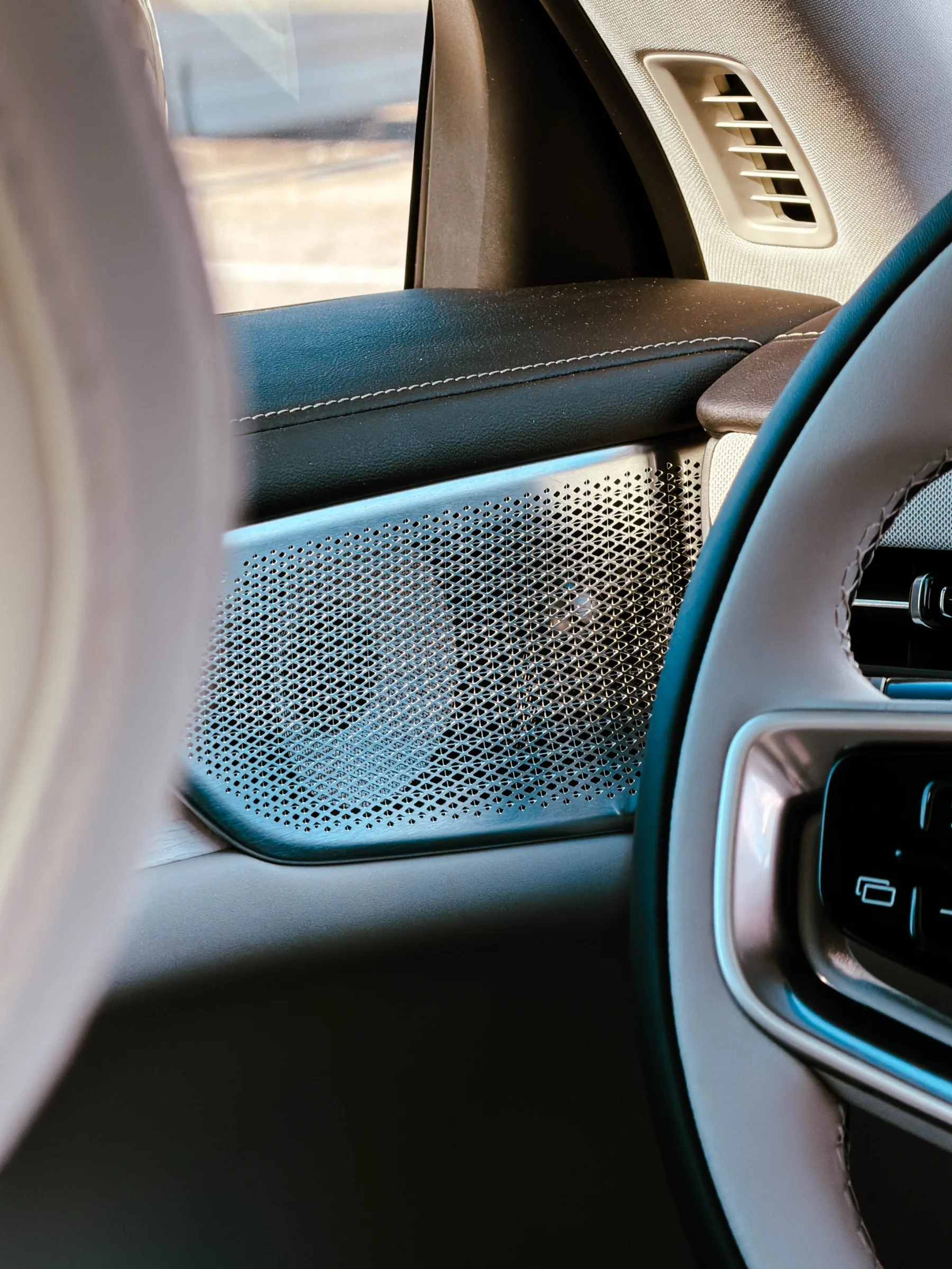 Test Volvo ES90: Tiha švedska revolucija, ki pove več kot tisoč LED trakov