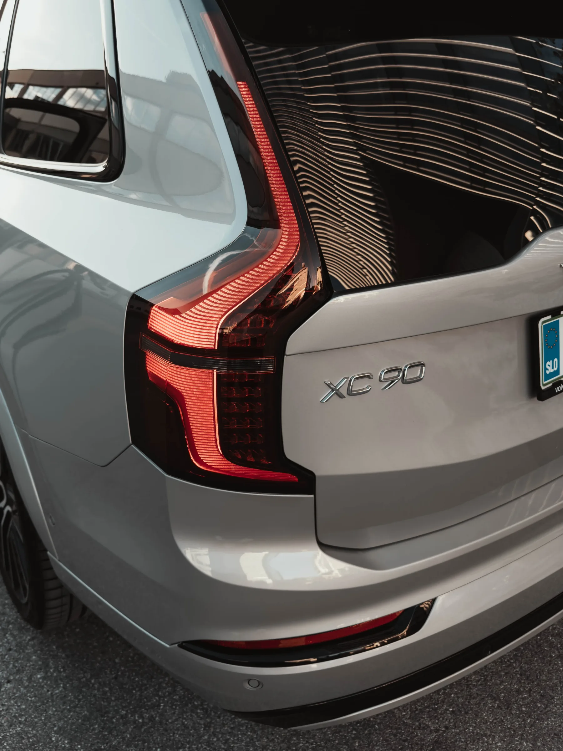 Test: Volvo XC90 Recharge T8 2025 je skandinavski “Evergreen” s sedem sedežev, elektriko in mirom v glavi