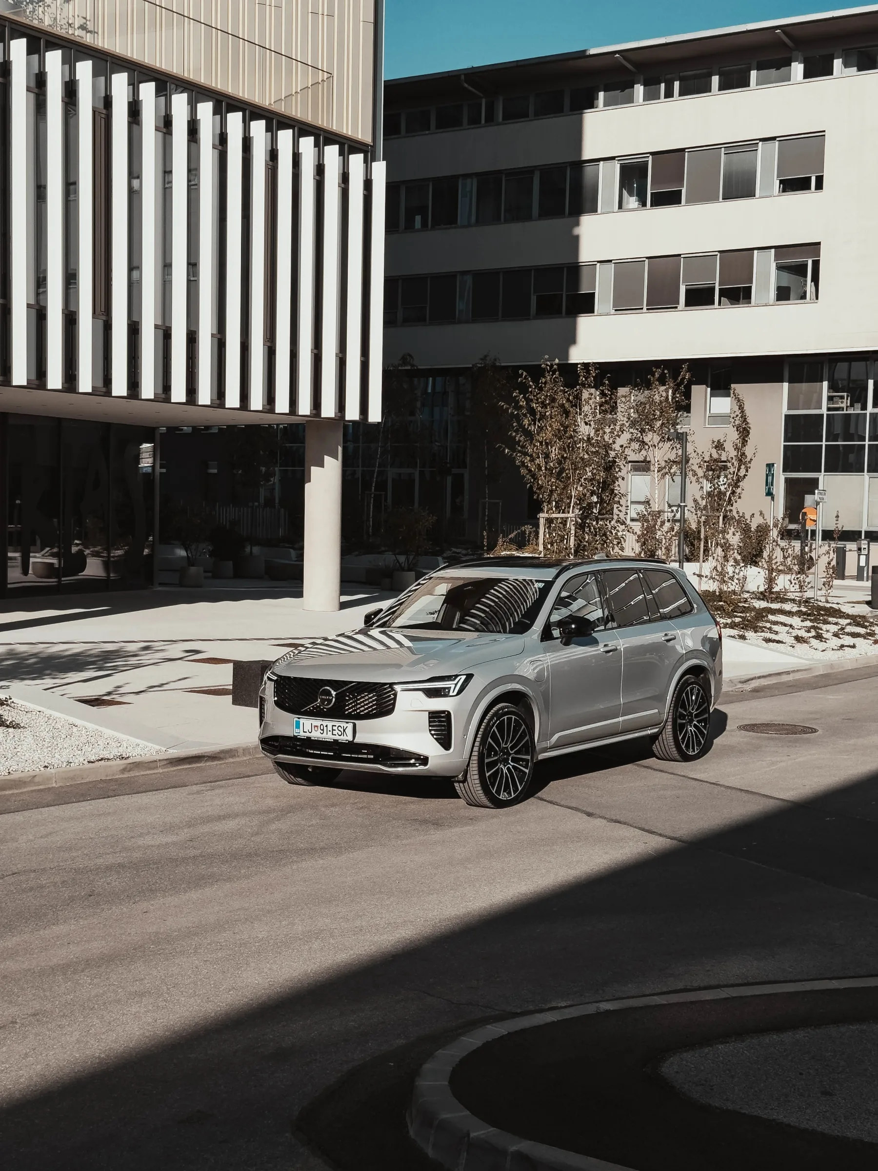 Test: Volvo XC90 Recharge T8 2025 je skandinavski “Evergreen” s sedem sedežev, elektriko in mirom v glavi