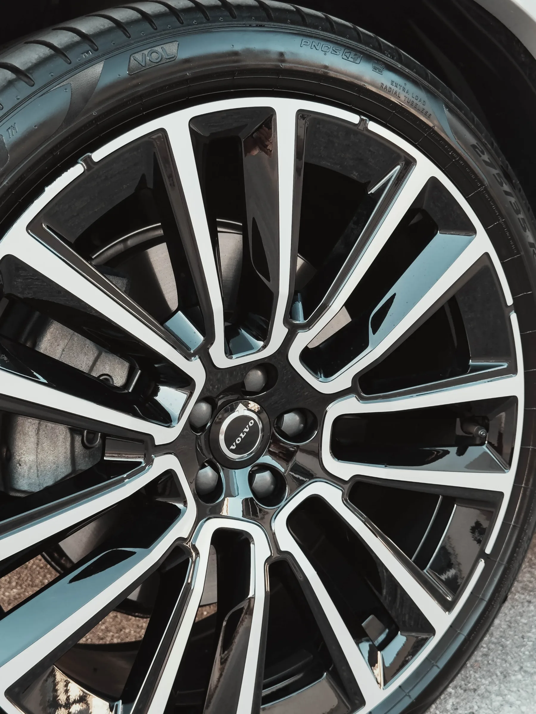 Test: Volvo XC90 Recharge T8 2025 je skandinavski “Evergreen” s sedem sedežev, elektriko in mirom v glavi