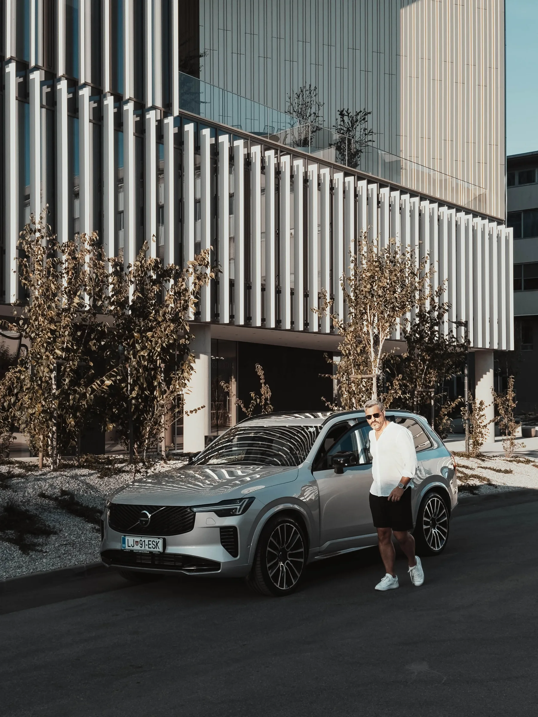 Test: Volvo XC90 Recharge T8 2025 je skandinavski “Evergreen” s sedem sedežev, elektriko in mirom v glavi