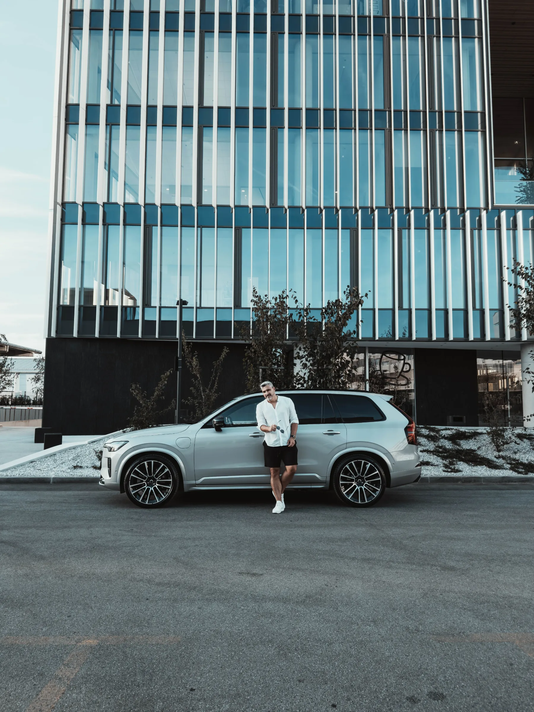 Test: Volvo XC90 Recharge T8 2025 je skandinavski “Evergreen” s sedem sedežev, elektriko in mirom v glavi
